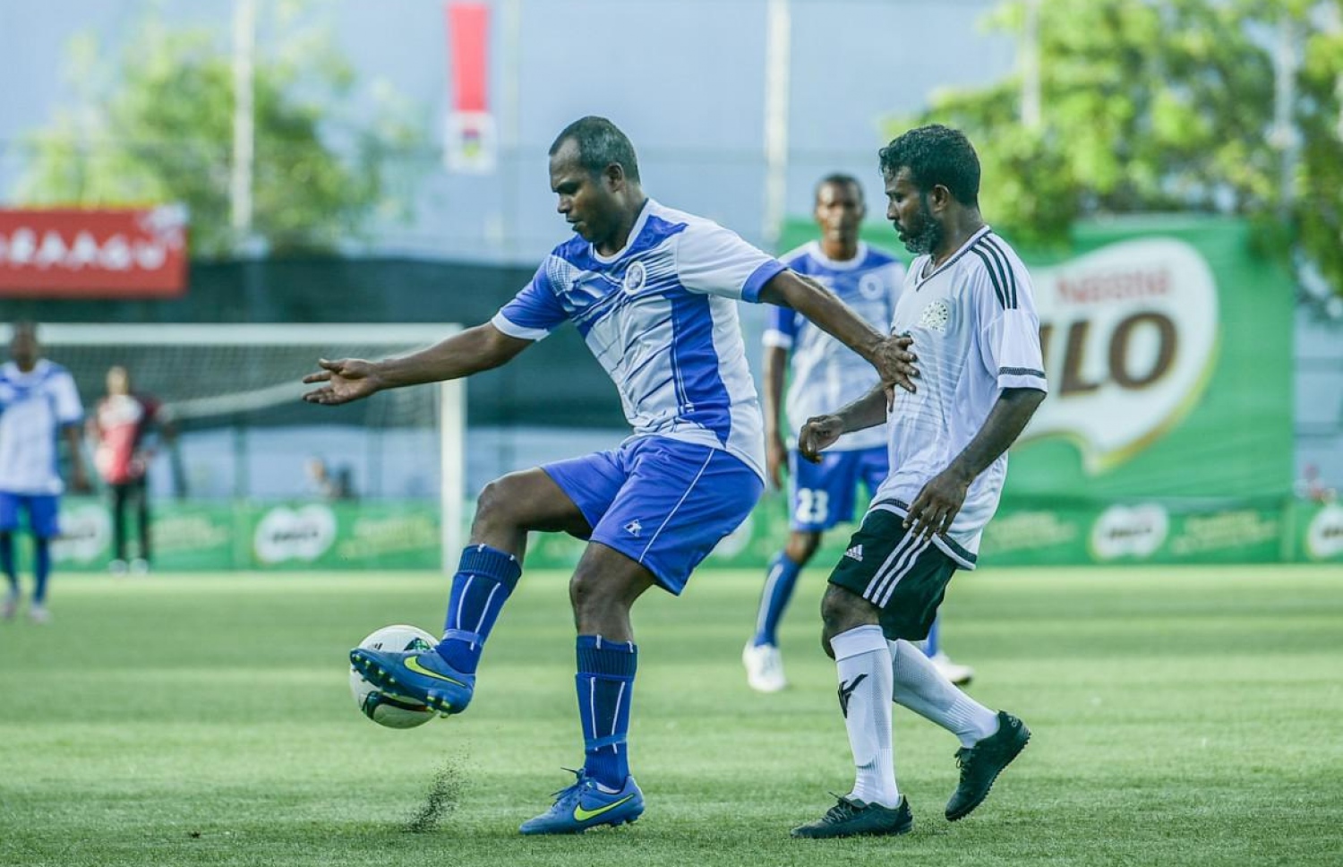 ބީޖީ ކުޅުންތެރިއަކު ކައިރިން ނިއުގެ ޝާހް އިސްމާއިލް (ވ) ބޯޅަ ހިފައިގެންދަނީ.-- ފޮޓޯ: ނިޝާން އަލީ/ މިހާރު