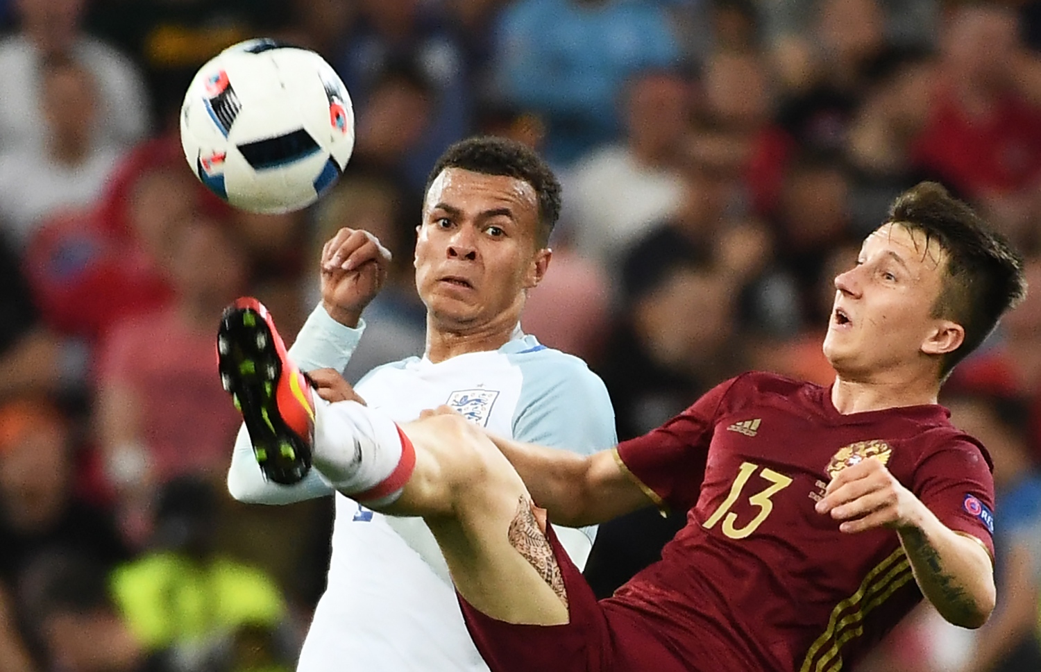 ރަޝިއާގެ ގޮލޮވިން (ކ) އާއި އިންގްލެންޑުގެ އަލީ ބޯޅައަށް މަސައްކަތްކުރަނީ. --ފޮޓޯ: އޭއެފްޕީ