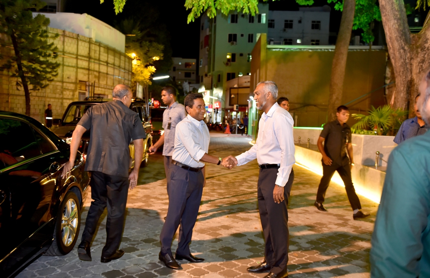 މާލެ: ޖޫން 9، 2016: އިސްލާމީ މަރުކަޒު މައިދާނުގައި މާބްލް ޖަހާފައިވާ ސަރަހައްދު  ހުޅުވުމަށާއި އަދި، 1437 ވަނަ އަހަރުގެ ރަމަޟާން މަސް އިހުޔާކުރުމުގެ ފުރަތަމަ ޖަލްސާގައި ބައިވެރިވެ ވަޑައިގަތުމަށް ރައީސް ޔާމިން(ވ) ވަޑައިގަތުމުން ހައުސިން މިނިސްޓަރު މުހައްމަދު މުއިއްޒު(ކ) މަރުހަބާ ކިޔުއްވަނީ.- ފޮޓޯ: ރައީސް އޮފީސް