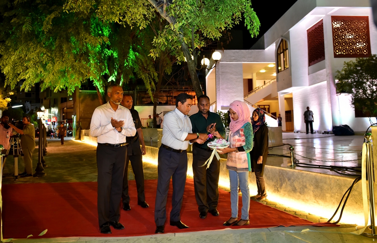 މާލެ: ޖޫން 9، 2016: އިސްލާމީ މަރުކަޒު މައިދާނުގައި މާބްލް ޖަހާފައިވާ ސަރަހައްދު  ހުޅުވުމަށް ބޭއްވި ޖަލްސާގައި ރައީސް ޔާމިން ރަސްމީކޮށް ހުޅުވައި ދެއްވަނީ.- ފޮޓޯ: ރައީސް އޮފީސް