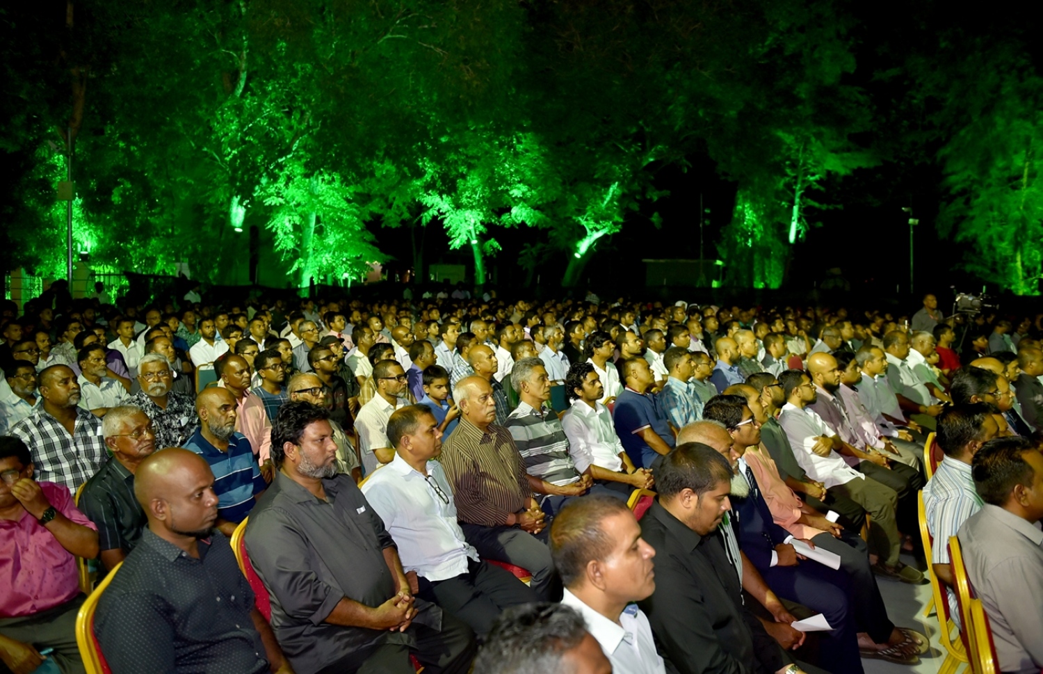 މާލެ: ޖޫން 9، 2016: އިސްލާމީ މަރުކަޒު މައިދާނުގައި މާބްލް ޖަހާފައިވާ ސަރަހައްދު  ހުޅުވުމަށާއި އަދި، 1437 ވަނަ އަހަރުގެ ރަމަޟާން މަސް އިހުޔާކުރުމުގެ ފުރަތަމަ ޖަލްސާގައި ސަރުކާރުގެ އެކި މުއައްސަސާތަކުގެ މުވައްޒަފުންނާއި، އިސްވެރިން ބައިވެރިވެ ވަޑައިގަންނަވަނީ.- ފޮޓޯ: ރައީސް އޮފީސް