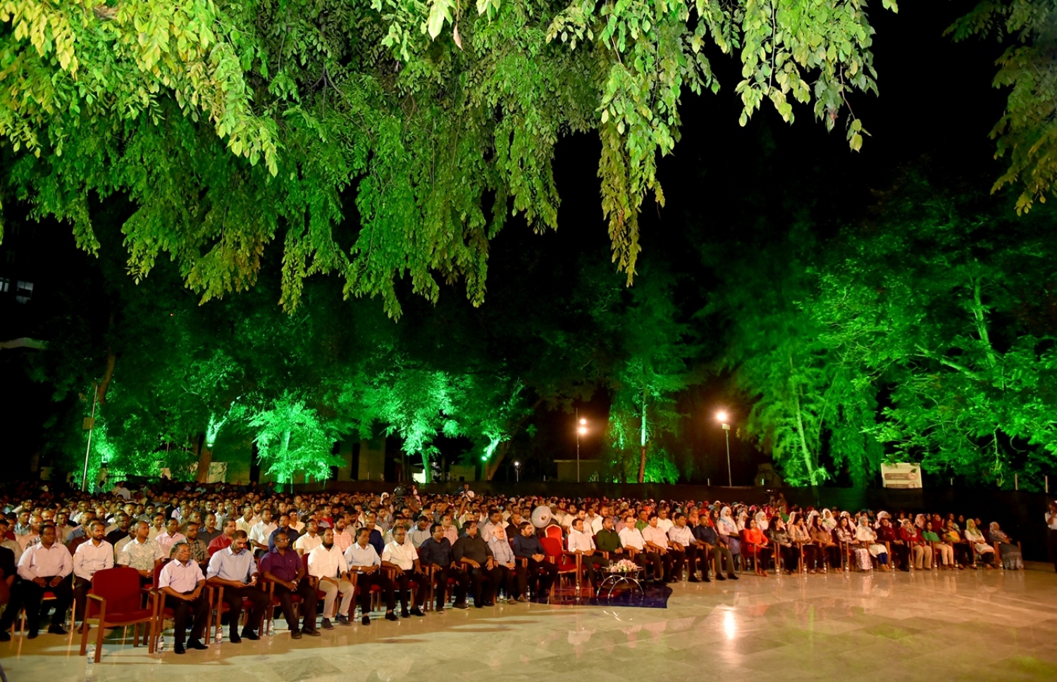 މާލެ: ޖޫން 9، 2016: އިސްލާމީ މަރުކަޒު މައިދާނުގައި މާބްލް ޖަހާފައިވާ ސަރަހައްދު  ހުޅުވުމަށާއި އަދި، 1437 ވަނަ އަހަރުގެ ރަމަޟާން މަސް އިހުޔާކުރުމުގެ ފުރަތަމަ ޖަލްސާގައި ރައީސް ޔާމިން އާއި ވަޒީރުންނާއި، ރައްޔިތުން މަޖިލީހުގެ މެމްބަރުންނާއި އަދި ސަރުކާރުގެ އެކި މުއައްސަސާތަކުގެ އިސްވެރިން ބައިވެރިވެ ވަޑައިގަންނަވަނީ.- ފޮޓޯ: ރައީސް އޮފީސް