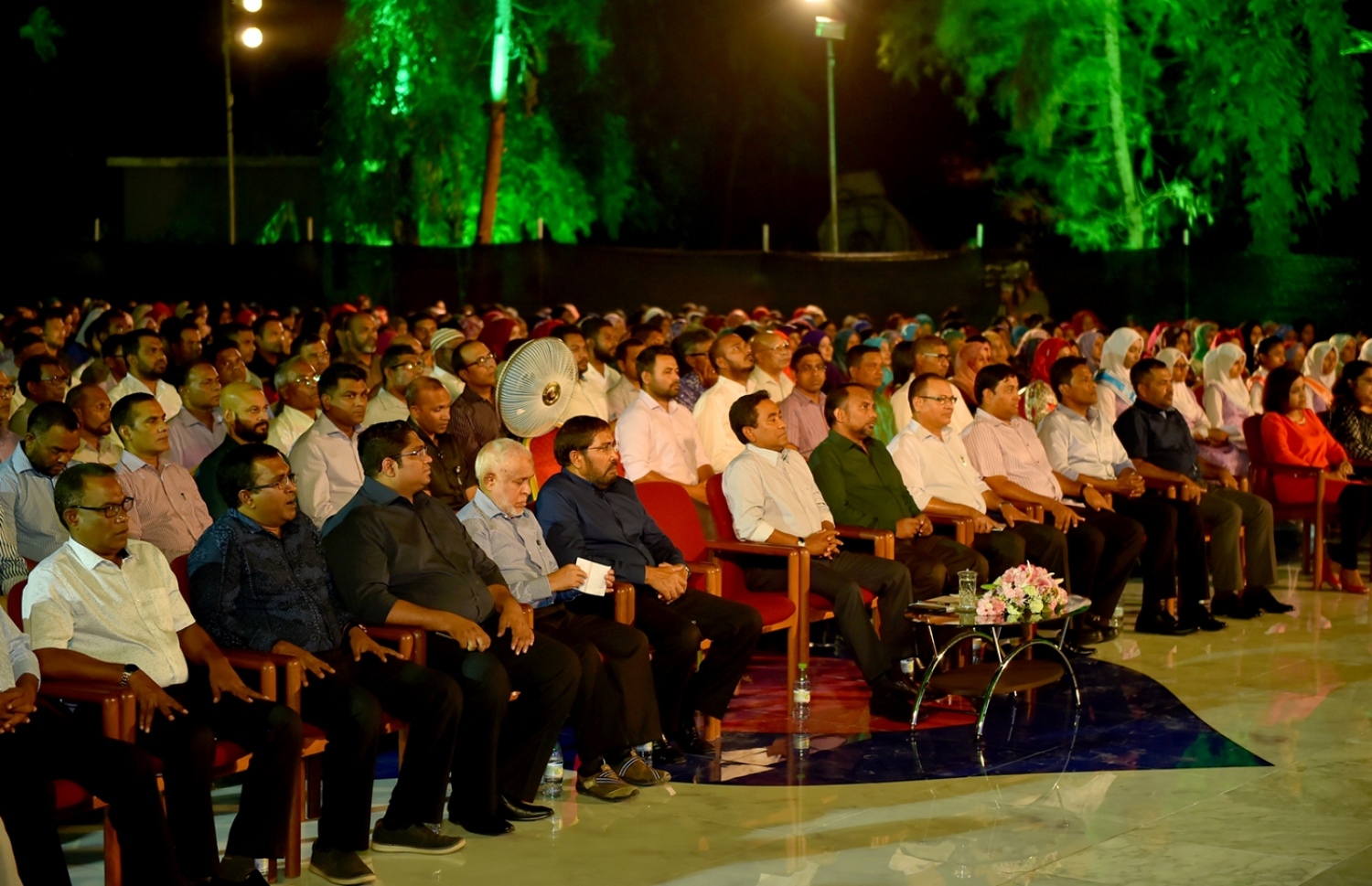 މާލެ: ޖޫން 9، 2016: އިސްލާމީ މަރުކަޒު މައިދާނުގައި މާބްލް ޖަހާފައިވާ ސަރަހައްދު  ހުޅުވުމަށާއި އަދި، 1437 ވަނަ އަހަރުގެ ރަމަޟާން މަސް އިހުޔާކުރުމުގެ ފުރަތަމަ ޖަލްސާގައި ރައީސް ޔާމިން ބައިވެރިވެ ވަޑައިގަންނަވަނީ.- ފޮޓޯ: ރައީސް އޮފީސް