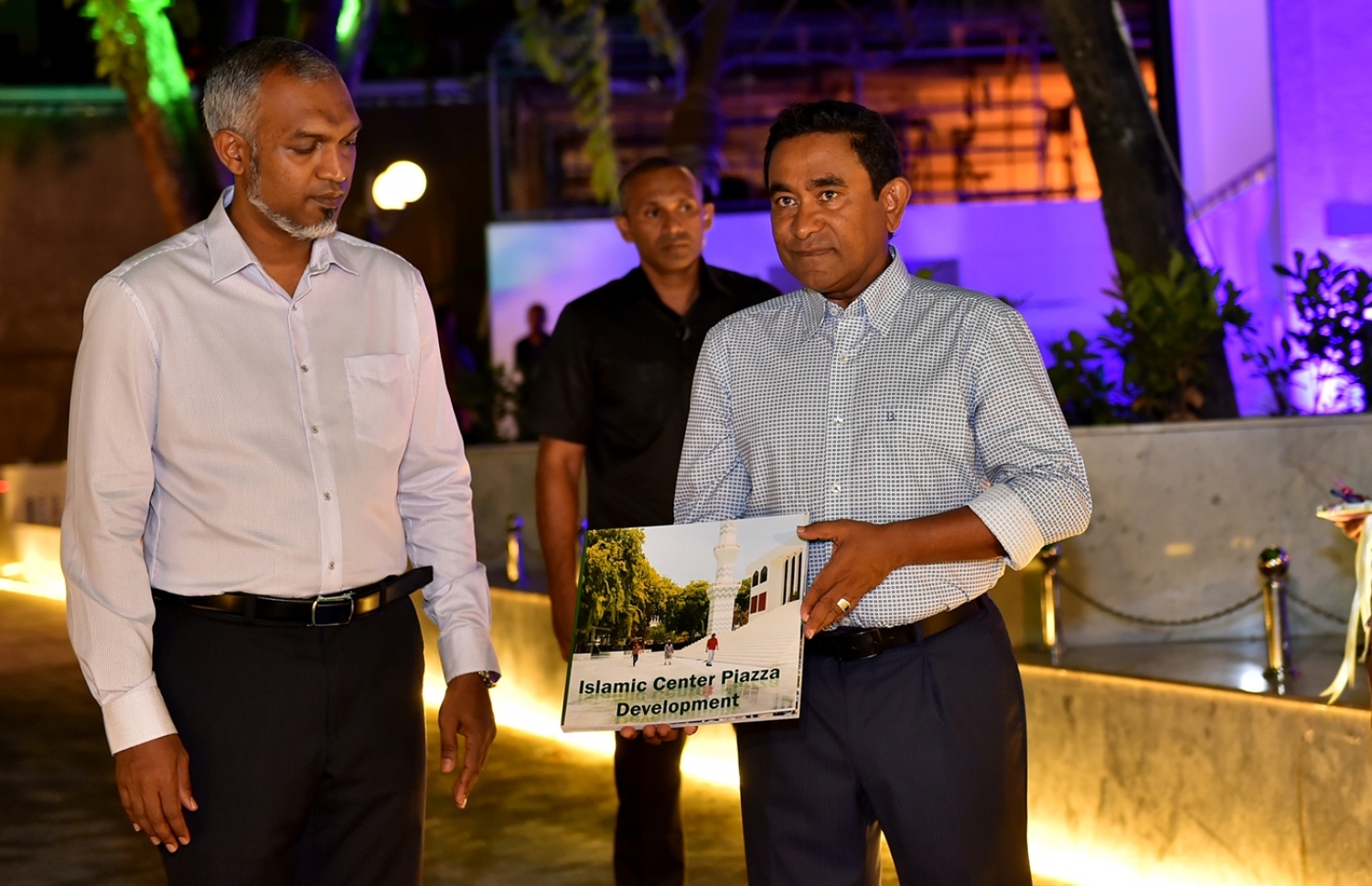 މާލެ: ޖޫން 9، 2016: އިސްލާމީ މަރުކަޒު މައިދާނުގައި މާބްލް ޖަހާފައިވާ ސަރަހައްދު  ހުޅުވުމަށް ބޭއްވި ޖަލްސާގައި ރައީސް ޔާމިން، އިސްލާމީ މަރުކަޒަށް ގެނެވިފައިވާ ތަރައްގީ ދައްކުވައިދޭ ފޮތެއް ދައްކާލަނީ.- ފޮޓޯ: ރައީސް އޮފީސް