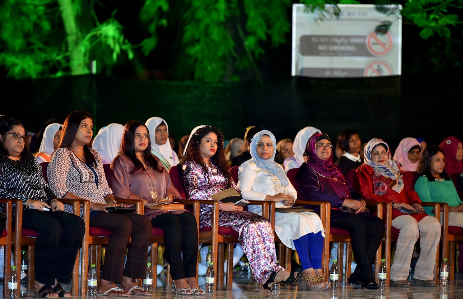 މާލެ: ޖޫން 9، 2016: އިސްލާމީ މަރުކަޒު މައިދާނުގައި މާބްލް ޖަހާފައިވާ ސަރަހައްދު  ހުޅުވުމަށާއި އަދި، 1437 ވަނަ އަހަރުގެ ރަމަޟާން މަސް އިހުޔާކުރުމުގެ ފުރަތަމަ ޖަލްސާގައި ސަރުކާރުގެ ވަޒީރުންނާއި ބައެއް މުއައްސަސާތަކުގެ އިސްވެރިން ބައިވެރިވެ ވަޑައިގަންނަވަނީ.- ފޮޓޯ: ރައީސް އޮފީސް