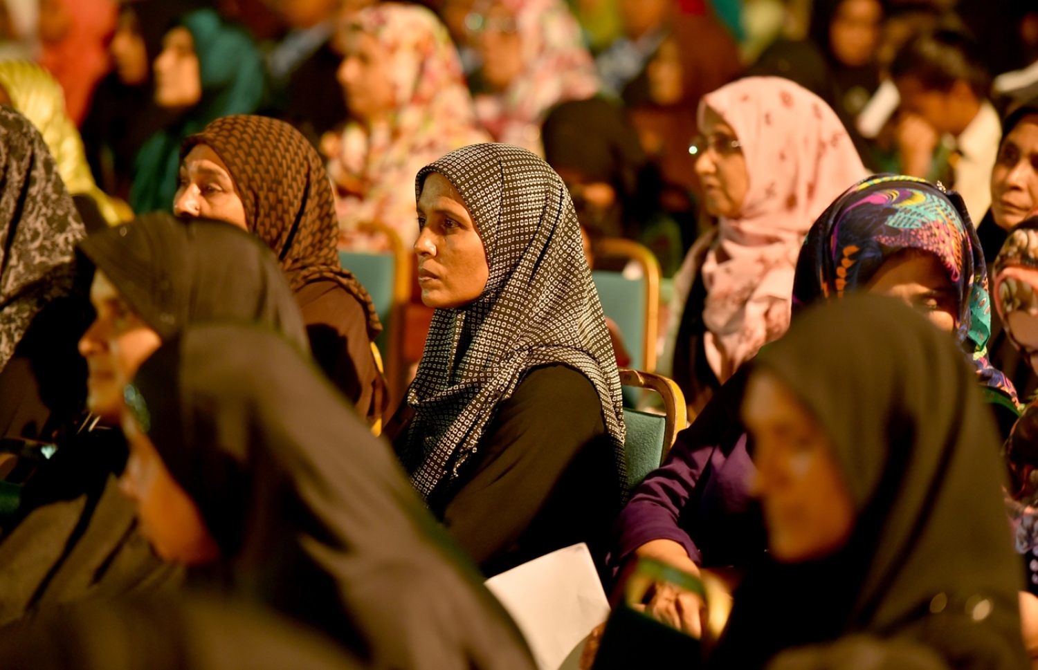 މާލެ: ޖޫން 9، 2016: އިސްލާމީ މަރުކަޒު މައިދާނުގައި މާބްލް ޖަހާފައިވާ ސަރަހައްދު ހުޅުވުމަށާއި އަދި، 1437 ވަނަ އަހަރުގެ ރަމަޟާން މަސް އިހުޔާކުރުމުގެ ފުރަތަމަ ޖަލްސާގައި އެކި މުއްއްސަސާތަކުގެ މުވައްޒަފުން ބައިވެރިވަނީ.- ފޮޓޯ: ރައީސް އޮފީސް