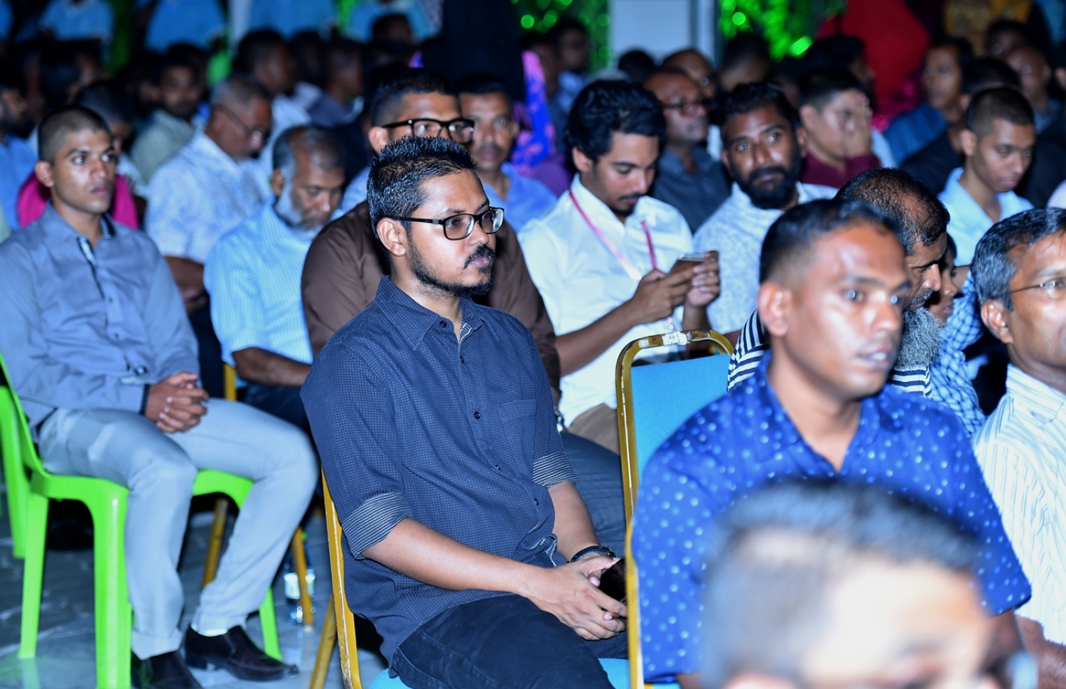 މާލެ: ޖޫން 9، 2016: އިސްލާމީ މަރުކަޒު މައިދާނުގައި މާބްލް ޖަހާފައިވާ ސަރަހައްދު ހުޅުވުމަށާއި އަދި، 1437 ވަނަ އަހަރުގެ ރަމަޟާން މަސް އިހުޔާކުރުމުގެ ފުރަތަމަ ޖަލްސާގައި އެކި މުއްއްސަސާތަކުގެ މުވައްޒަފުން ބައިވެރިވަނީ.- ފޮޓޯ: ރައީސް އޮފީސް