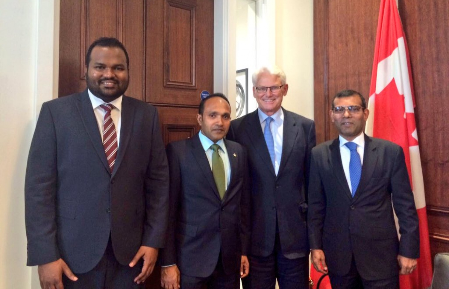 ކުރީގެ ރައީސް މުހައްމަދު ނަޝީދާއި ކުރީގެ ނައިބު ރައީސް ޖަމީލްގެ އިތުރުން އެމްޑީޕީގެ ޗެއާޕާސަން އަލީ ވަހީދު، ކެނެޑާގެ ސަފީރު ގޯޑަން ކެމްބްލެއާ އެކު ފޮޓޯއަކަށް ހުއްޓިވަޑައިގެން.