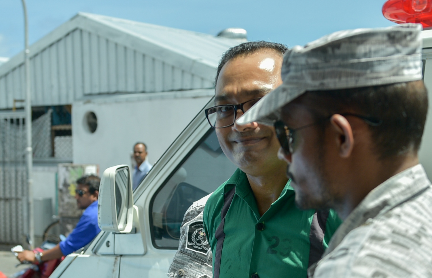 ފިނިފެންމާ ލޯންޗު ގޮއްވާލި މައްސަލާގައި ދައުވާ ލިބޭ އަހްމަދު ފަޔާޒް (ޕާޕާ) ކޯޓަށް ހާޒިރުކުރަނީ. -- ފޮޓޯ: ނިޝާން އަލީ/މިހާރު