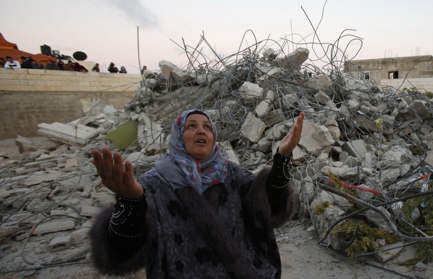 ފަލަސްތީނުގެ 15 އަހަރުގެ ކުޑަ ކުއްޖާގެ ގެ އިޒްރޭލް ސިފައިނ ހަލާކު ކުރަމުންދާ އިރު އެ ކުއްޖާގެ މާމަ ދުއާ ކުރަނީ. --ފޮޓޯ:އޭއެފްޕީ