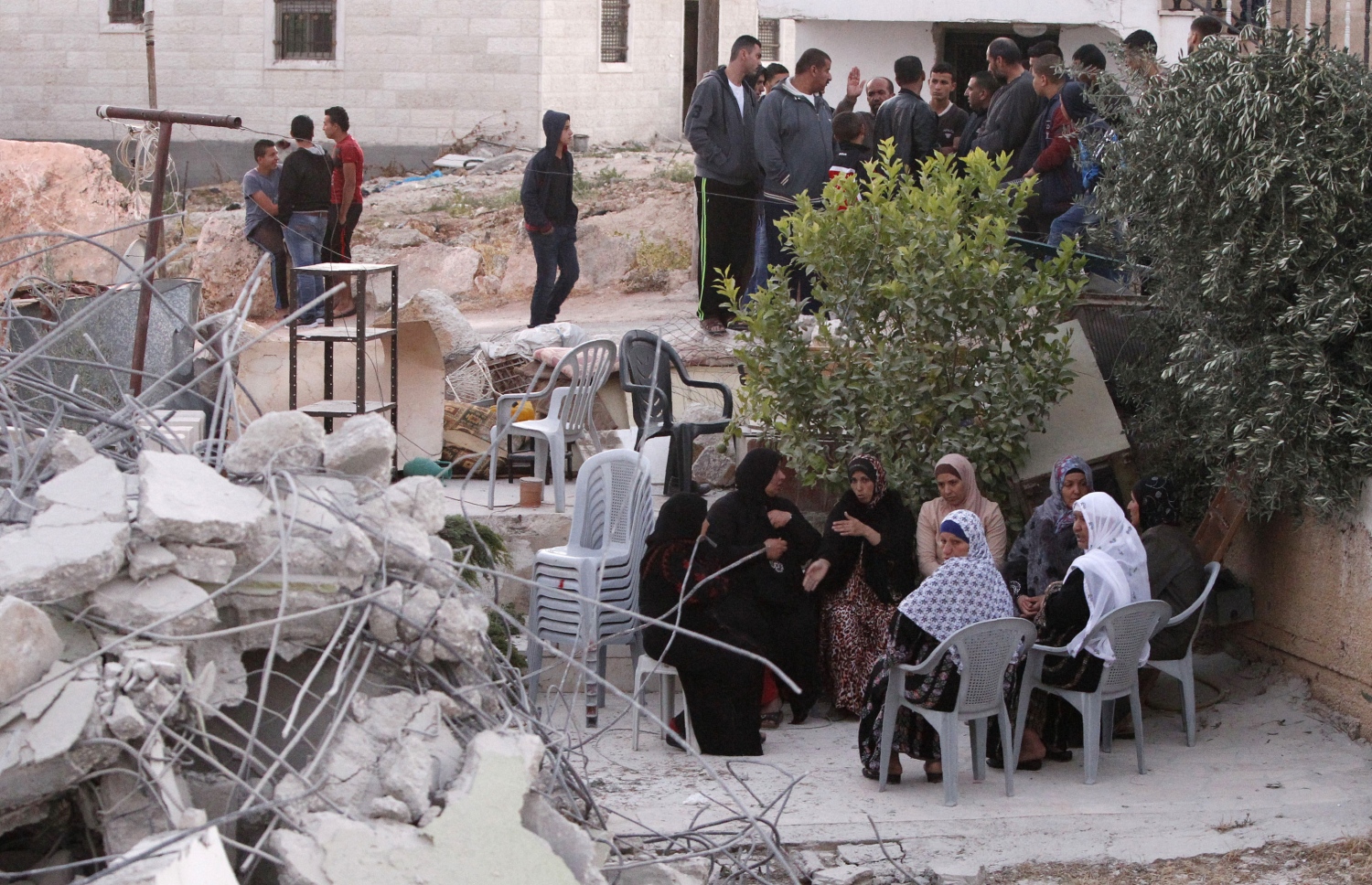 ފަލަސްތީނުގެ 15 އަހަރުގެ ކުޑަ ކުއްޖާގެ ގެ އިޒްރޭލް ސިފައިނ ހަލާކު ކުރަމުންދާ އިރު އާއިލާގެ މީހުން ބަލަހައްޓައިގެން. --ފޮޓޯ:އޭއެފްޕީ