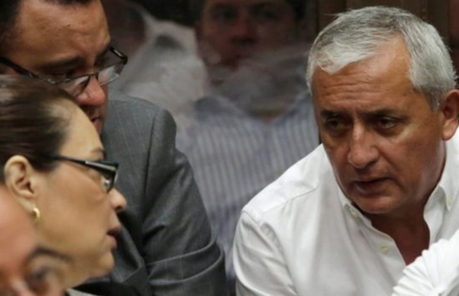 ގުއަޓަމާލާގެ ކުރީގެ ރައީސް ޕެރޭޒް (ކ) އާއި ނައިބް ރައީސް ކޯޓުގައި. --ފޮޓޯ:ބީބީސީ