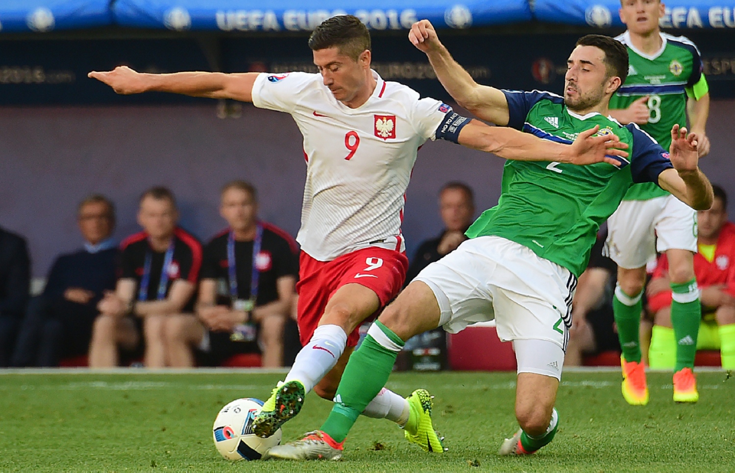 ނޮދަން އަޔަލެންޑްގެ ކޮނާ މެކައުލިން (ކ) ކައިރިން ޕޮލެންޑުގެ ލެވަންޑޯސްކީ ބޯޅަ ހިފައިގެންދަނީ.-- ފޮޓޯ: އޭއެފްޕީ