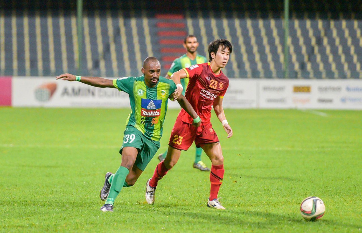 މާޒިޔާގެ ޖޯސެފް (ވ) އަތުން ބޯޅަ ހޯދަން ވިކްޓަރީގެ ޝިމޯނޯ މަސައްކަތްކުރަނީ. --ފޮޓޯ: ނިޝާން އަލީ/ މިހާރު