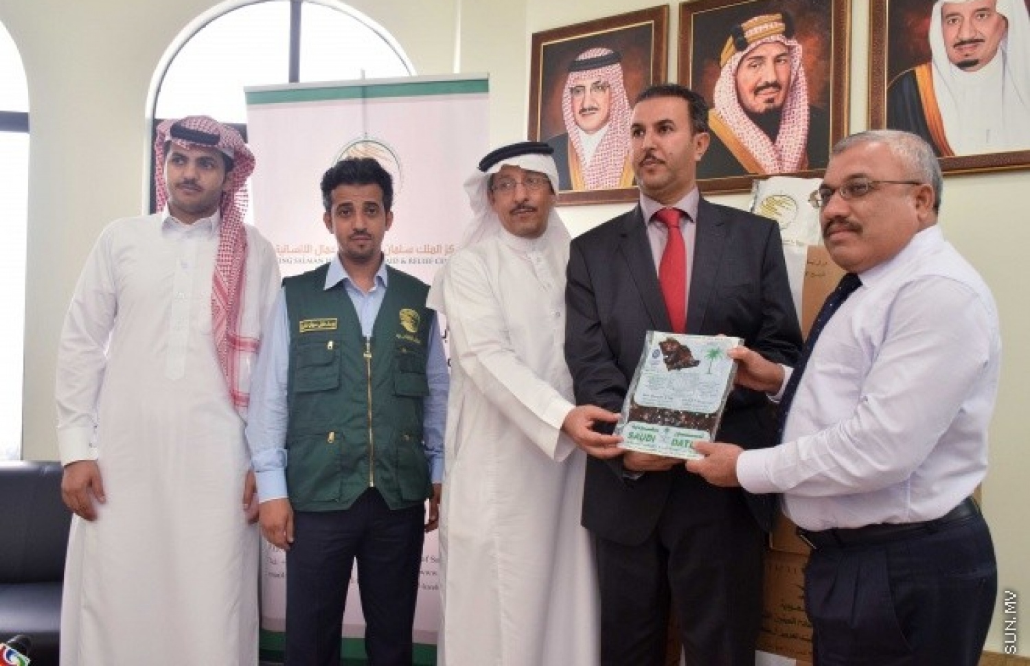 ސައޫދީން މި އަހަރު ރާއްޖެ އަށް ހަދިޔާކުރި 50 ޓަނު ކަދުރާ، ފިނޭންސް މިނިސްޓަރު އަބްދުﷲ ޖިހާދު މި މަހުގެ 2 ވަނަ ދުވަހު ހަވާލުވެވަޑައިގަންނަވަނީ. ފޮޓޯ: ސަން އޮންލައިން