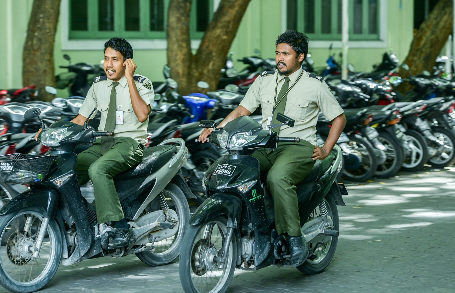 އިމިގްރޭޝަންގެ މުވައްޒަފުންތަކެއް ސައިކަލްގައި ދަނީ: ސަރުކާރުގައި މަސައްކަތް ކުރުމަށް ގިނަ ޒުވާނުން ބޭނުންވޭ - ފޮޓޯ: ނިޝާން އަލީ / މިހާރު