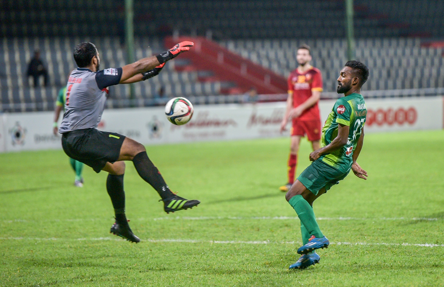 އުރީދޫ ދިވެހި ޕްރިމިއާ ލީގުގައި ވިކްޓަރިގެ ގޯލަށް އުމެއިރު ބޯޅަ ފޮނުވާލަނީ.-- ފޮޓޯ: ނިޝާން އަލީ/ މިހާރު