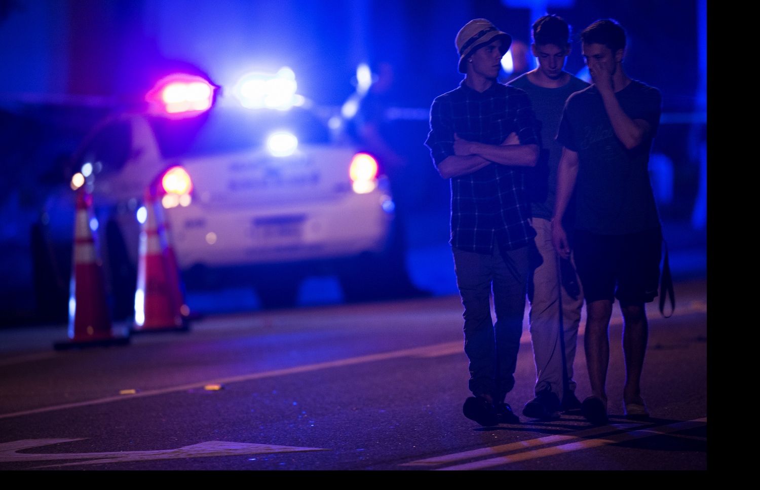 ފްލޮރިޑާގައި ދިން ބަޑީގެ ހަމަލާ އަށް ފަހު ނައިޓް ކްލަބުގެ ބޭރުގައި މީހުން ހަރަކާތްތެރި ވަނީ. --ފޮޓޯ:އޭއެފްޕީ