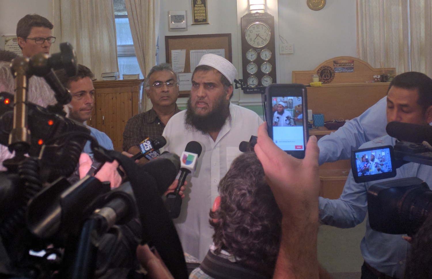 ހަމަލާ ދިން މަތީން އާއްމުކޮށް ނަމާދަށް އަރާ މިސްކިތުގެ އިމާމް ސައިދު ޝަފީގު ރަހުމާން ނޫސްވެރިންނާ ވާހަކަ ދައްކަނީ. --ފޮޓޯ:އޭއެފްޕީ