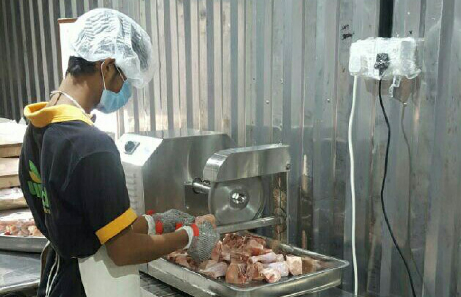 ސިއްހަތަށް ރައްކާތެރި ގޮތުގައި ކުކުޅު ކޮށައިދިނުމުގެ ހިދުމަތް ޔުނައިޓެޑް ފުޑްސް އިން ދެނީ: މިތަން ހުންނަނީ ހުޅުމާލޭގައި. -- ފޮޓޯ: ޔުނައިޓެޑް ފުޑްސް