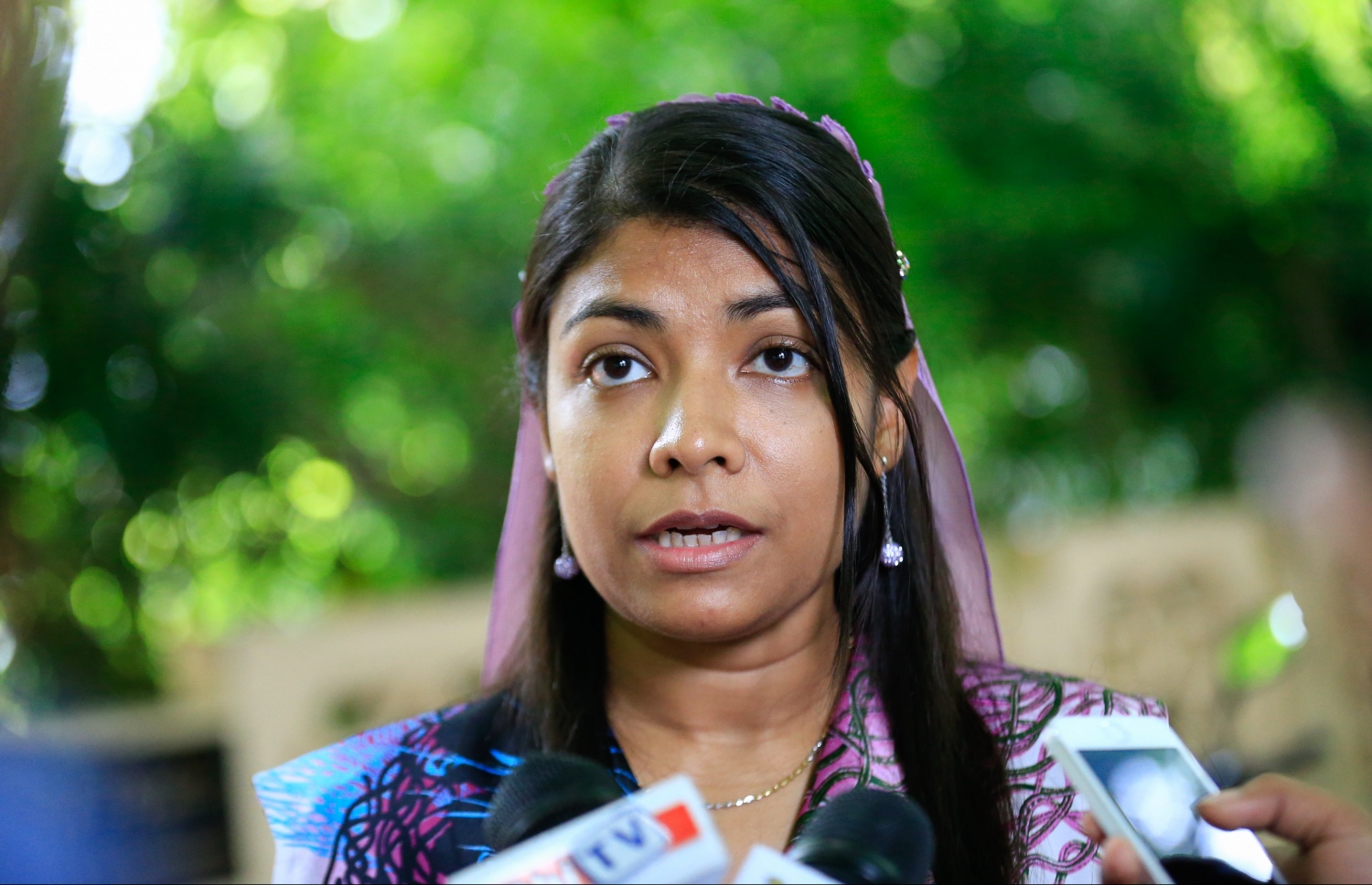 މަޖިލީހުގެ އިދާރާ ބޭރުގައި ރޮޒައިނާ ނޫސްވެރިންނާ ވާހަކަ ދައްކަވަނީ. ރޮޒެއިނާ ވަނީ މަސީހަށް ވަރަށް ބޮޑަށް ފާޑު ވިދާޅުވެފައި. --ފޮޓޯ: މުހައްމަދު ޝަރުހާން/މިހާރު