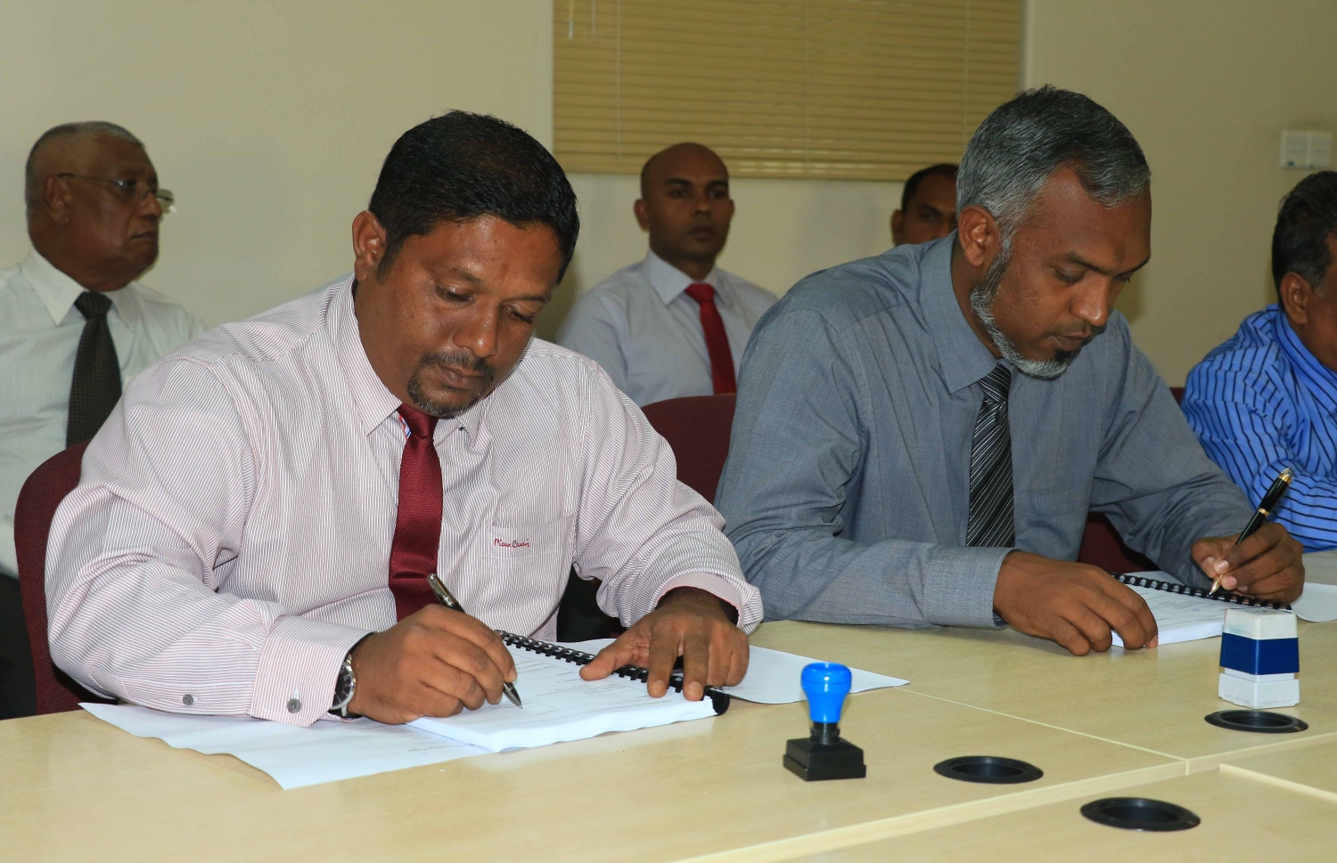 ނަޒީމް (ވ) އޭނާ މިހާރު ހުންނެވީ ހައުސިން މިނިސްޓްރީގެ ޑެޕިއުޓީ މިނިސްޓަރަކަށް -- ފޮޓޯ: ހައުސިން މިނިސްޓްރީ