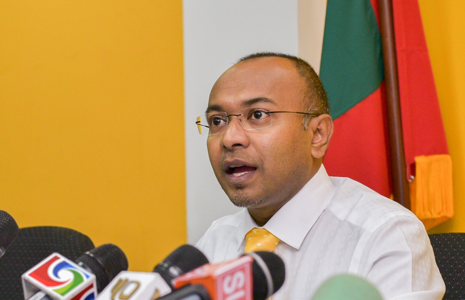 އެމްޑީޕީގެ ޗެއާޕާސަން ހަސަން ލަތީފް: އޭނާ ވިދާޅުވީ ޕީޕީއެމް މީހުން ފާހަގަވެގެން އިންތިހާބުގެ ކުރިން އެ ޕާޓީއާ ވާހަކަ ދައްކައި ނަން އުނިކޮށްފައިވާނެ ކަމަށް. -- ފޮޓޯ/މިހާރު