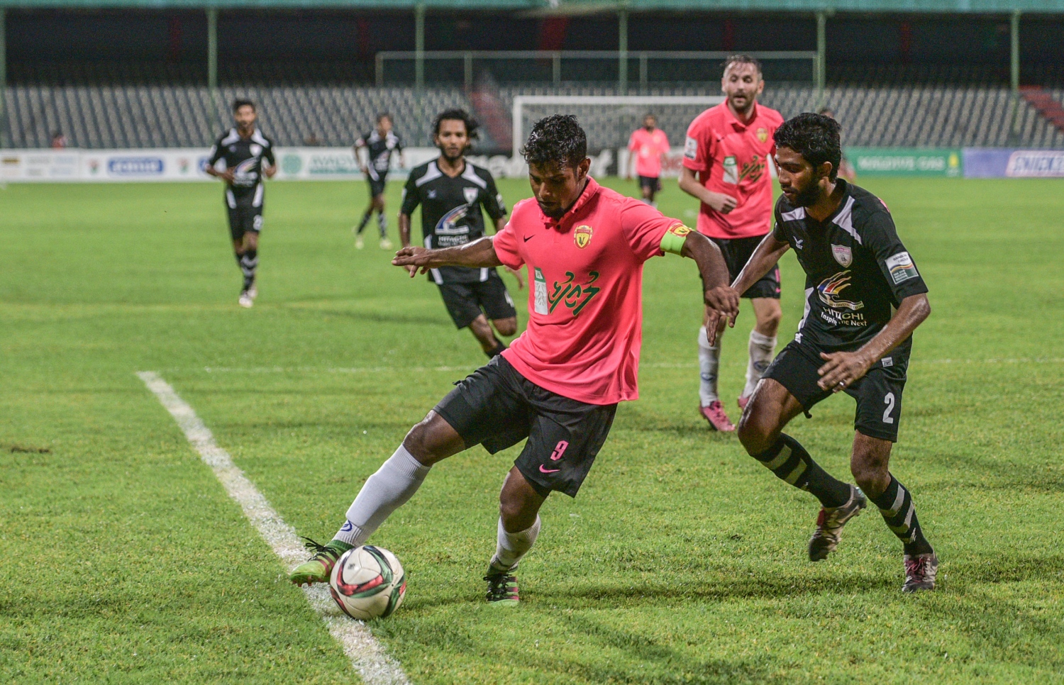 އީގަލްސްގެ ޝިފާން (ކ) ކައިރިން ޔުނައިޓެޑް ވިކްޓަރީގެ ކޮކީ ބޯޅަ ހިފައިގެންދަނީ.-- ފޮޓޯ: ނިޝާން އަލީ/ މިހާރު