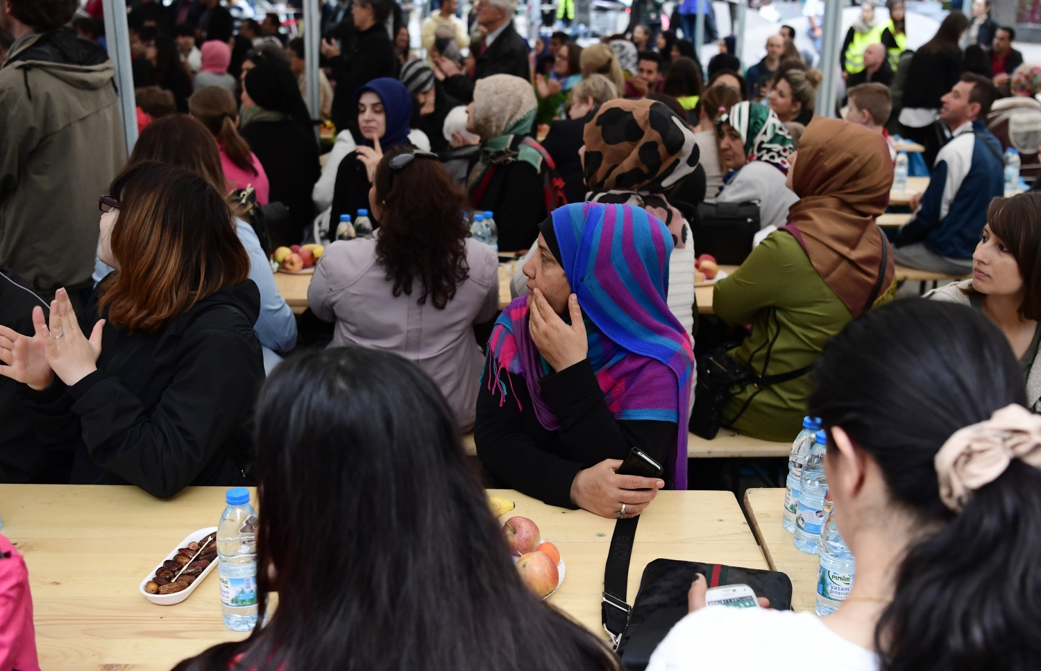 ބާލިން، ޖަރުމަން: ޖޫން 13، 2016: ބާލިންގައި ދިރިއުޅެމުންދާ މުސްލިމް ބަޔަކާއެކު ރޯދަ ވީއްލުމެއްގައި ބައިވެރިވެ ވަޑައިގެން ޖަރުމަނުގެ ރައީސް ޔޯކިމް ގޮކް މުސްލިމުންނާ މުހާތަބުކޮށް ވާހަކަ ދައްކަވަނީ.-- ފޮޓޯ: އޭއެފްޕީ