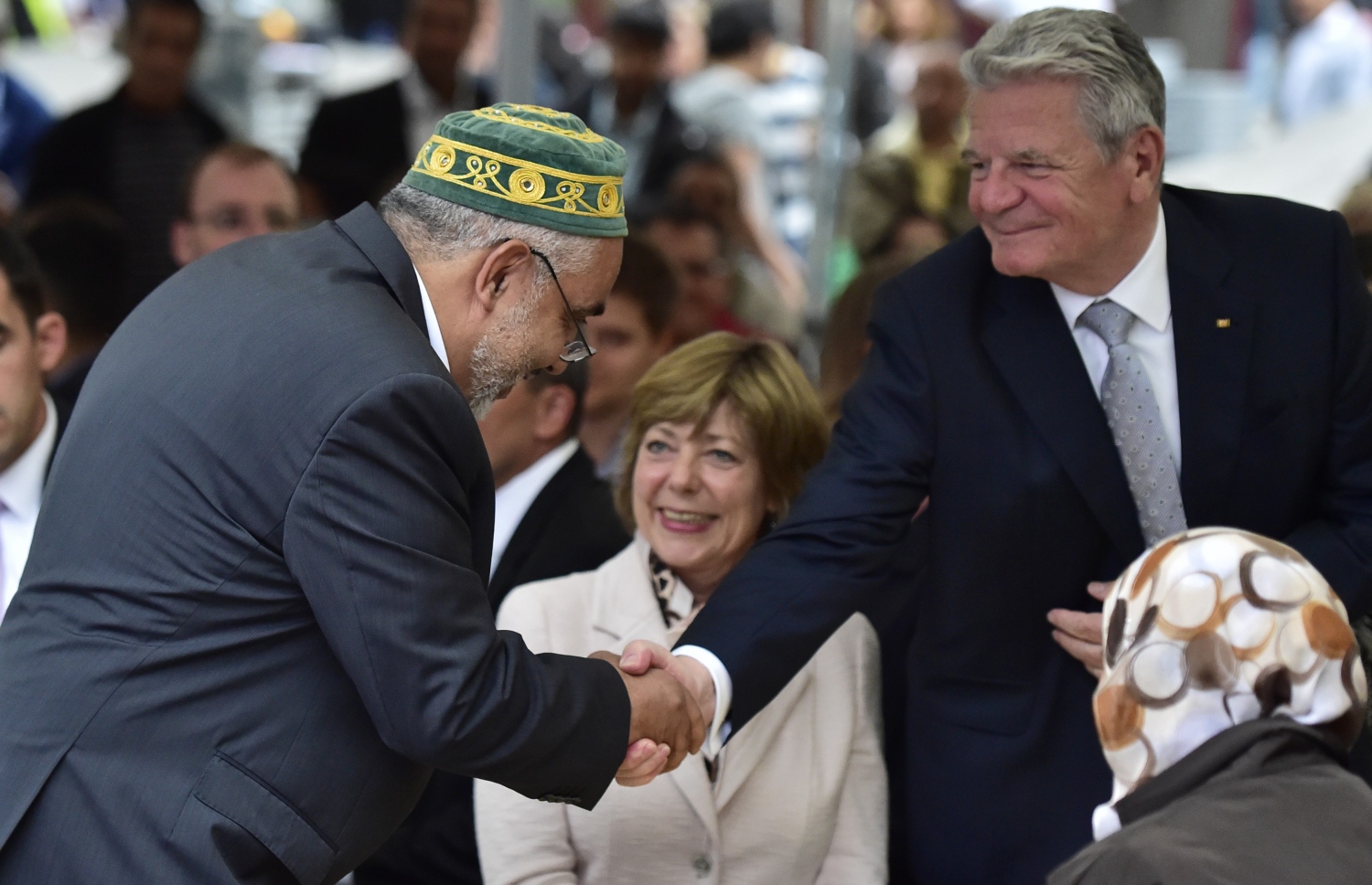 ބާލިން، ޖަރުމަން: ޖޫން 13، 2016: ބާލިންގައި ދިރިއުޅެމުންދާ މުސްލިމް ބަޔަކާއެކު ރޯދަ ވީއްލުމެއްގައި ބައިވެރިވެ ވަޑައިގެން، ޖަރުމަނުގެ ރައީސް ޔޯކިމް ގޮކް(ކ) އަދި އިމާމް އަބްދުލް ހާޖިރް(ވ)، ސަލާމް ކުރައްވަނީ.-- ފޮޓޯ: އޭއެފްޕީ