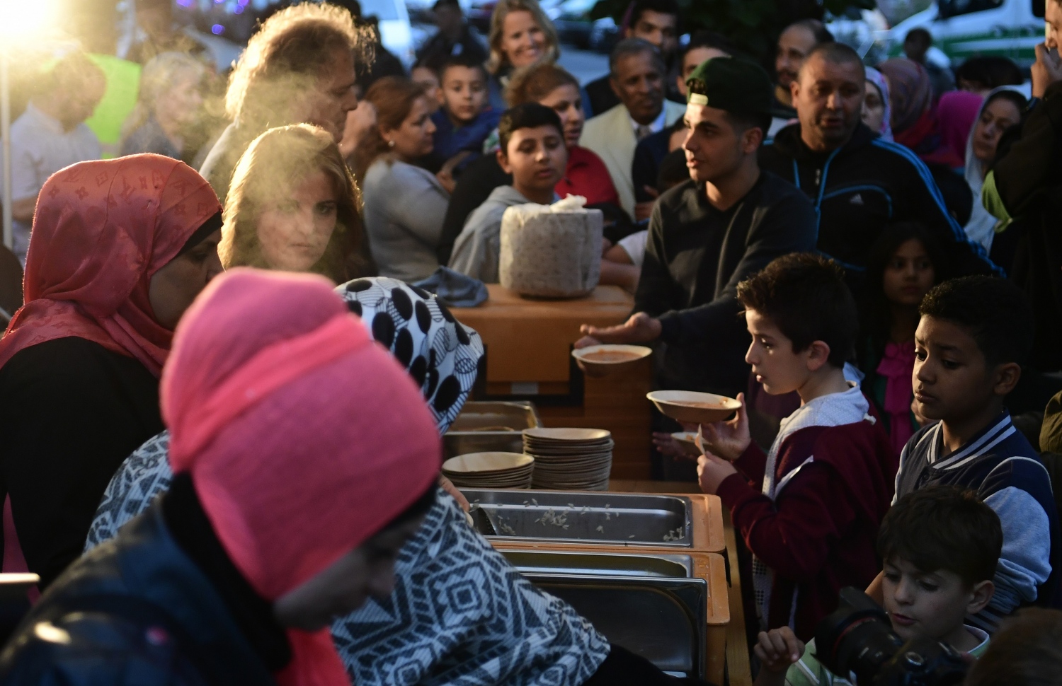 ބާލިން، ޖަރުމަން: ޖޫން 13، 2016: ބާލިންގައި ދިރިއުޅެމުންދާ މުސްލިމުންތަކެއް، ރޯދަ ވީއްލުމަށް ކާނާ ބަލައި އައިސް ލައިނުގައި މަޑުކޮށްލައިގެން-- ފޮޓޯ: އޭއެފްޕީ