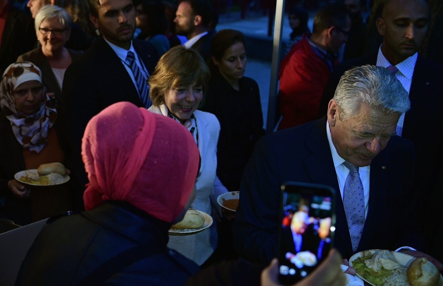 ބާލިން، ޖަރުމަން: ޖޫން 13، 2016: ޖަރުމަނުގެ ރައީސް ޔޯކިމް ގޮކް(ކ) އާއި އަނބިކަނބަލުން ޑެނިއެލާ ޝޭޓް (މ)، ބާލިންގައި ދިރިއުޅެމުންދާ މުސްލިމް ބަޔަކާއެކު ރޯދަ ވީއްލުމެއްގައި ބައިވެރިވެ ވަޑައިގަންނަވަނީ.-- ފޮޓޯ: އޭއެފްޕީ