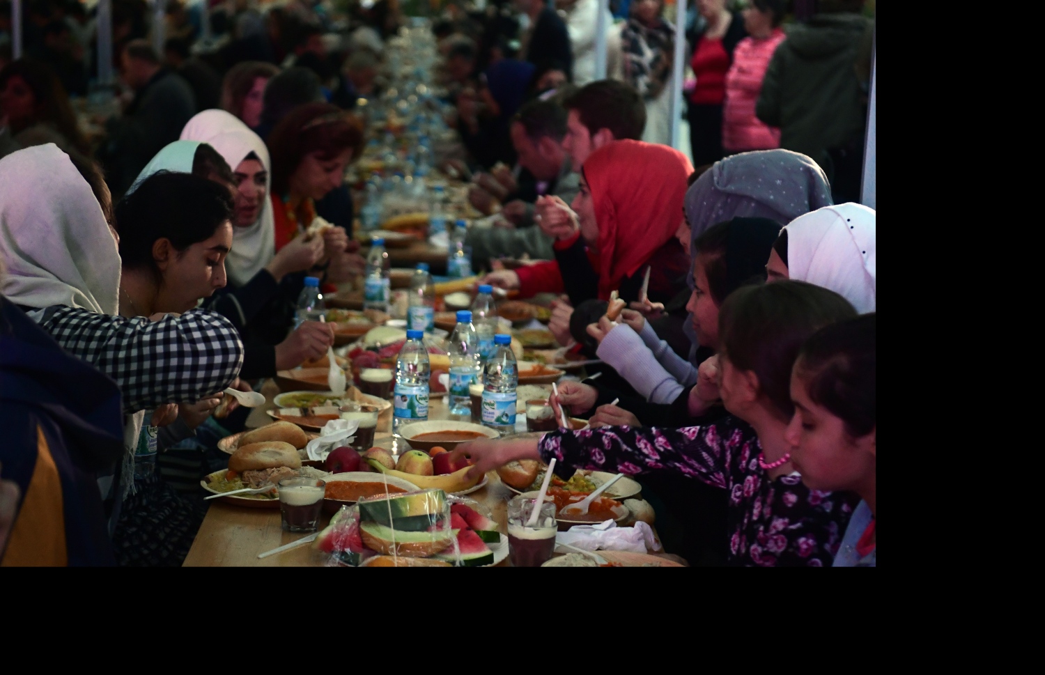 ބާލިން، ޖަރުމަން: ޖޫން 13، 2016: ބާލިންގައި ދިރިއުޅެމުންދާ މުސްލިމް ބަޔަކު ރޯދަ ވީއްލަނީ.-- ފޮޓޯ: އޭއެފްޕީ