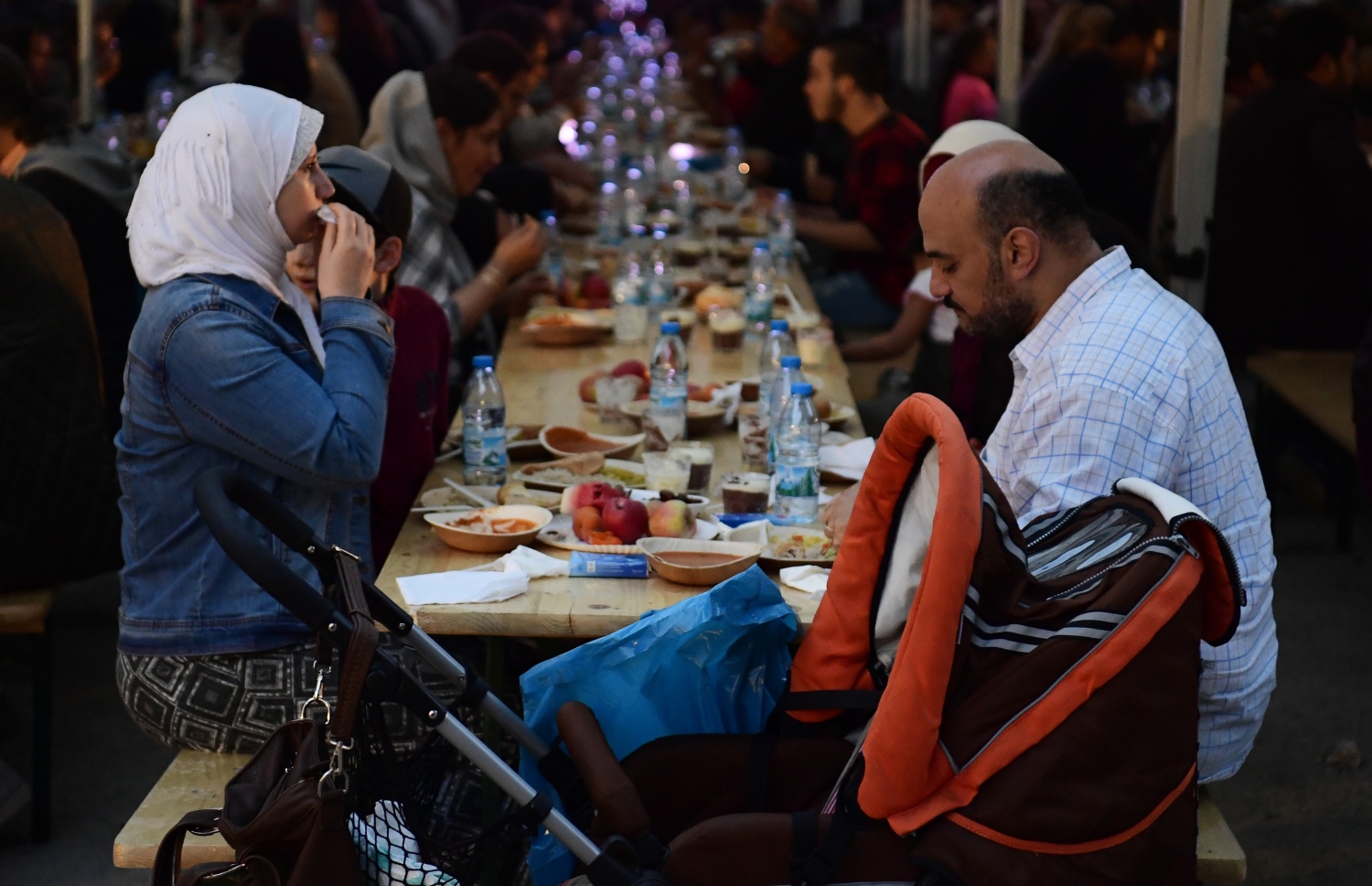 ބާލިން، ޖަރުމަން: ޖޫން 13، 2016: ބާލިންގައި ދިރިއުޅެމުންދާ މުސްލިމް ބަޔަކު ރޯދަ ވީއްލަނީ.-- ފޮޓޯ: އޭއެފްޕީ