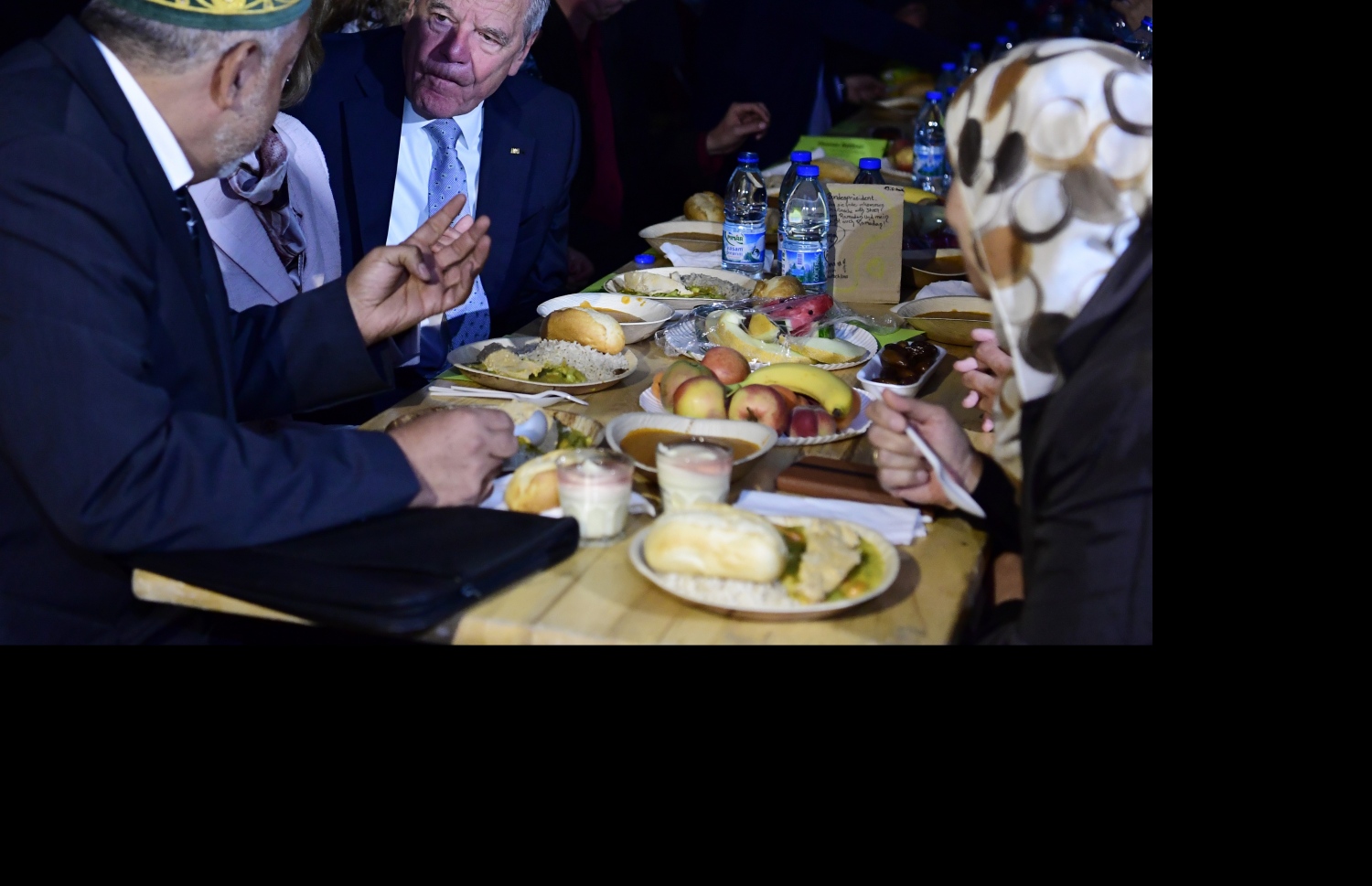 ބާލިން، ޖަރުމަން: ޖޫން 13، 2016: ޖަރުމަނުގެ ރައީސް ޔޯކިމް ގޮކް(ކ-2) އާއި އަނބިކަނބަލުން ޑެނިއެލާ ޝޭޓް (ވ-2) އަދި އިމާމް އަބްދުލް ހާޖިރް (ވ)، ބާލިންގައި ދިރިއުޅެމުންދާ މުސްލިމް ބަޔަކާއެކު ރޯދަ ވީއްލުމެއްގައި ބައިވެރިވެ ވަޑައިގަންނަވަނީ.-- ފޮޓޯ: އޭއެފްޕީ