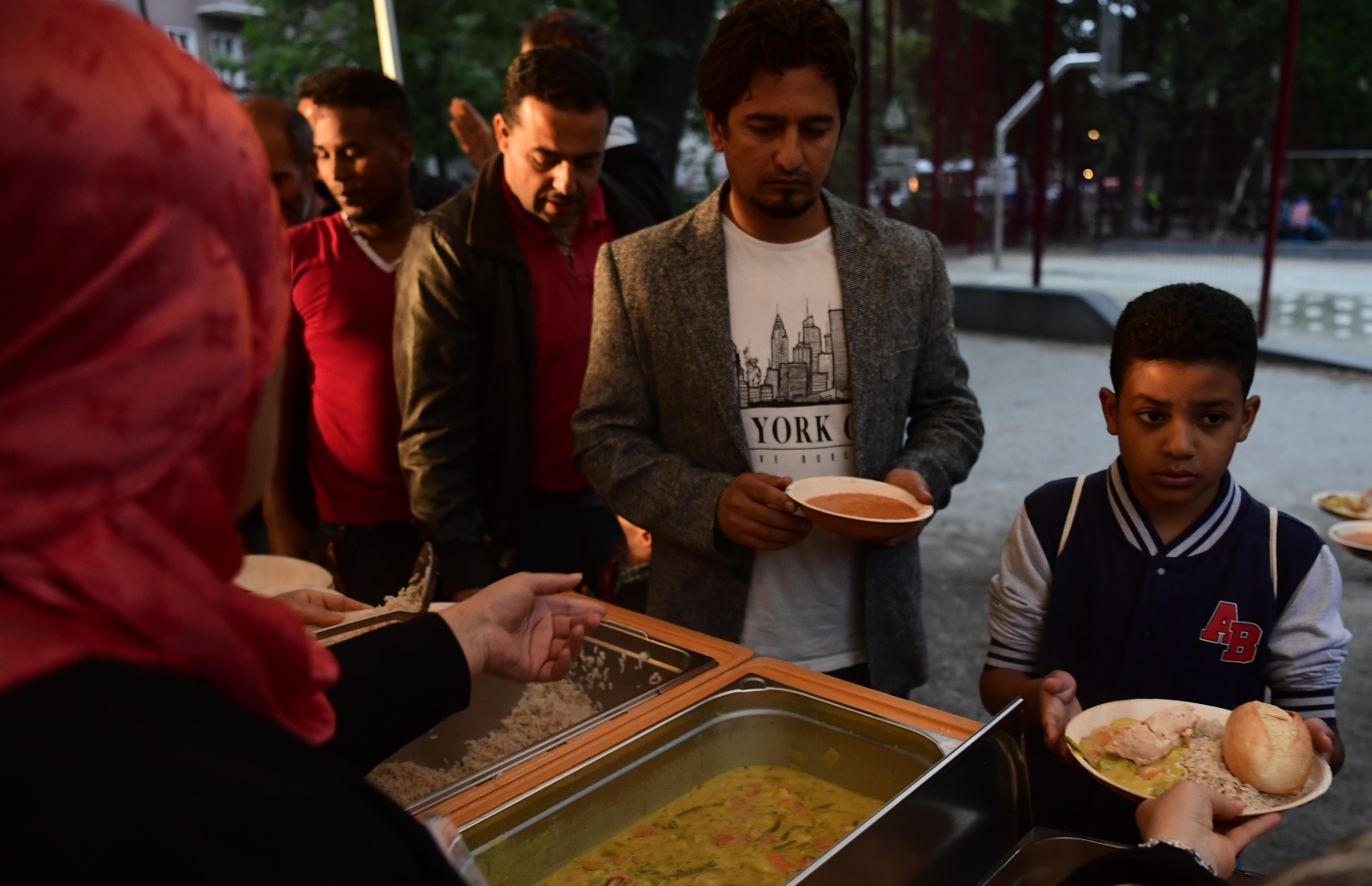 ބާލިން، ޖަރުމަން: ޖޫން 13، 2016: ބާލިންގައި ދިރިއުޅެމުންދާ މުސްލިމުންތަކެއް، ރޯދަ ވީއްލުމަށް ކާނާ ބަލައި އައިސް ލައިނުގައި މަޑުކޮށްލައިގެން-- ފޮޓޯ: އޭއެފްޕީ