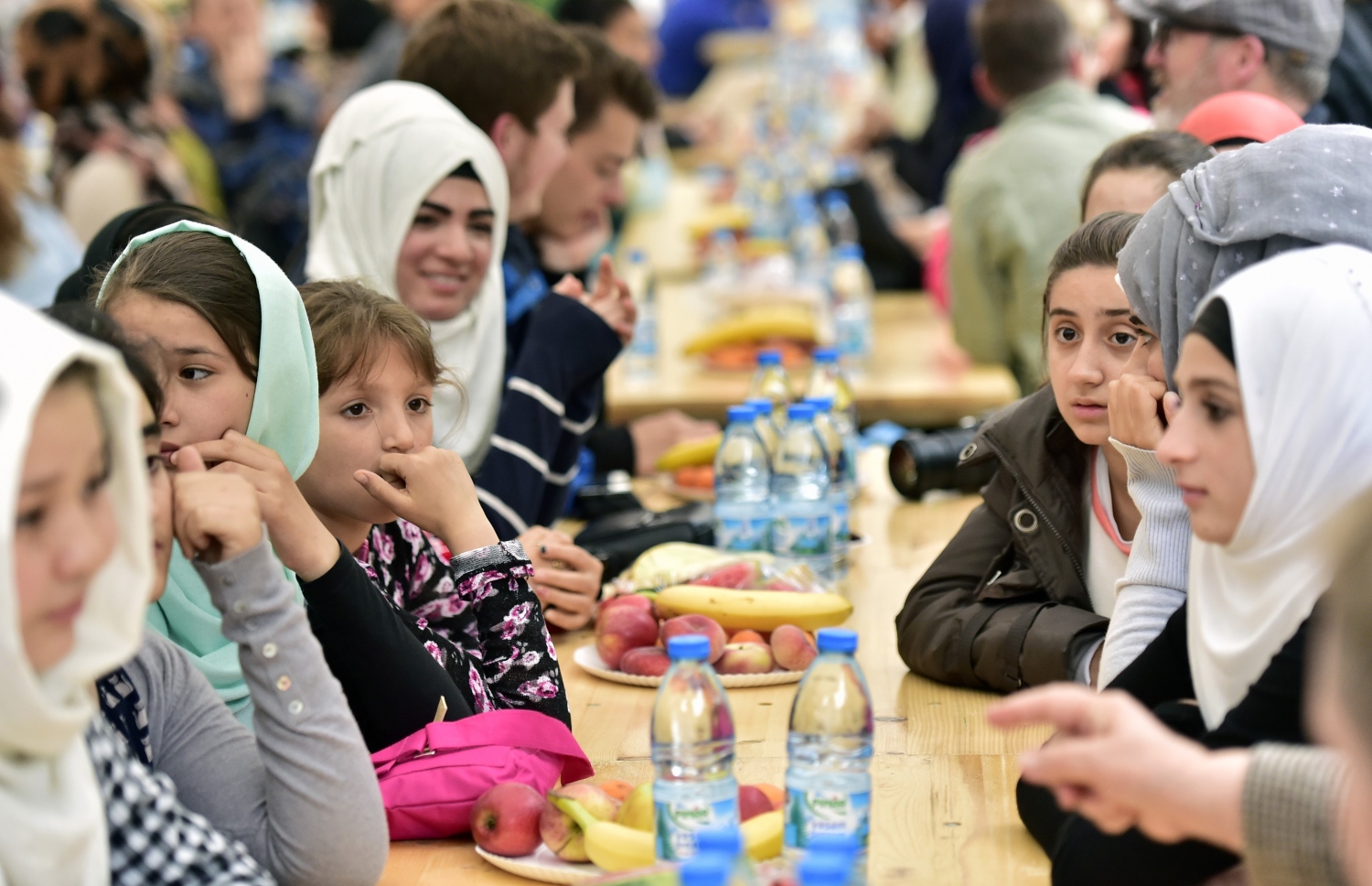 ބާލިން، ޖަރުމަން: ޖޫން 13، 2016: ބާލިންގައި ދިރިއުޅެމުންދާ މުސްލިމުންތަކެއް، ޖަރުމަނުގެ ރައީސް ޔޯކިމް ގޮކް ރޯދަ ވީއްލުމަށް ވަޑައިގަންނަވާތީ އެމަނިކުފާނުގެ އިންތިޒާރުގައި މަޑުކޮށްލައިގެން-- ފޮޓޯ: އޭއެފްޕީ