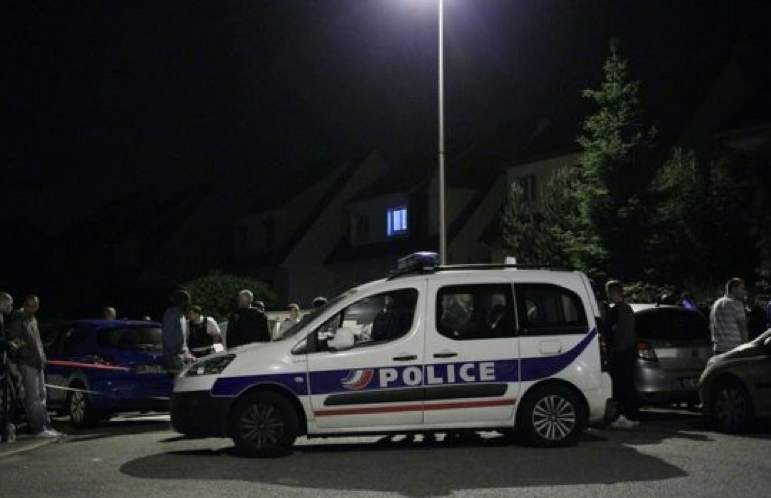 ހަމަލާ ދިން މީހާ ވަނީ ފުލުސް މީހާ މަރާލުމަށް ފަހު ގެއަށް ވަދެ އަންހެނުންނާއި ދަރިފުޅު ރަހީނުކޮށްފައި. --ފޮޓޯ:އޭއެފްޕީ