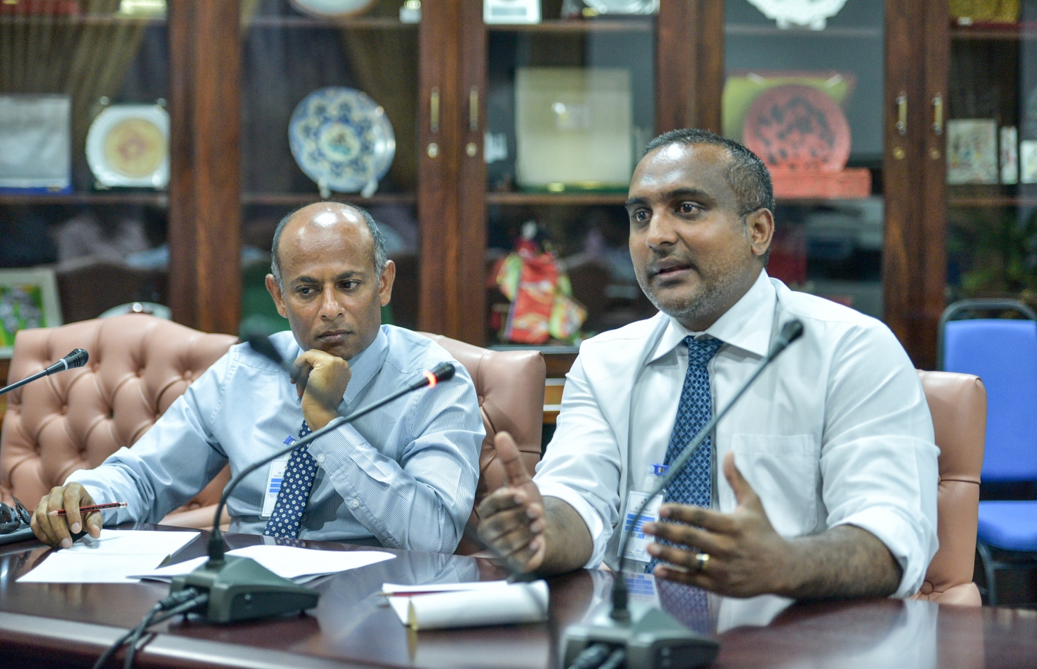 ވެމްކޯގެ މެނޭޖިން ޑިރެކްޓަރު ފުއާދު (ކ) އަދި ޗެއާމަން އަލީ ހާލިދު މަޖިލީހުގެ ކޮމިޓީގައި މިއަދު ވާހަކަދައްކަވަނީ. ފޮޓޯ: ނިޝާން އަލީ /މިހާރު