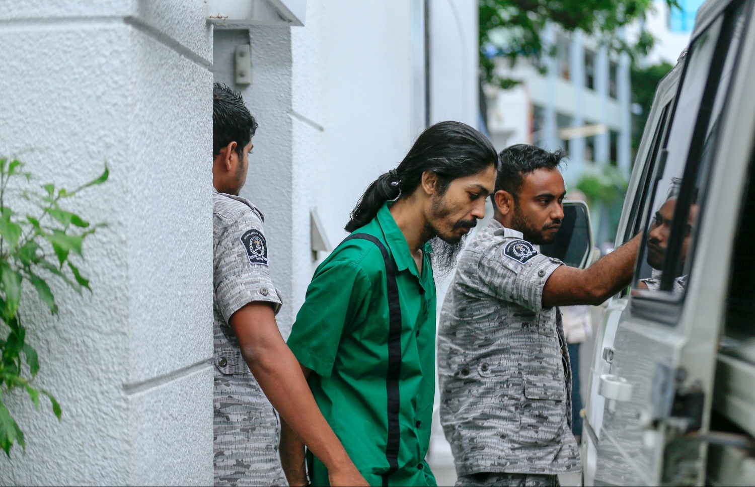 މުއްރަތު ކޯޓުން ނެރެގެން ގެންދަނީ: އޭނާ މަރަން ވެސް ސުޕްރީމް ކޯޓުން ވަނީ ތާއީދުކޮށްފައި.-- ފޮޓޯ: މުހައްމަދު ޝަރުހާން/ މިހާރު