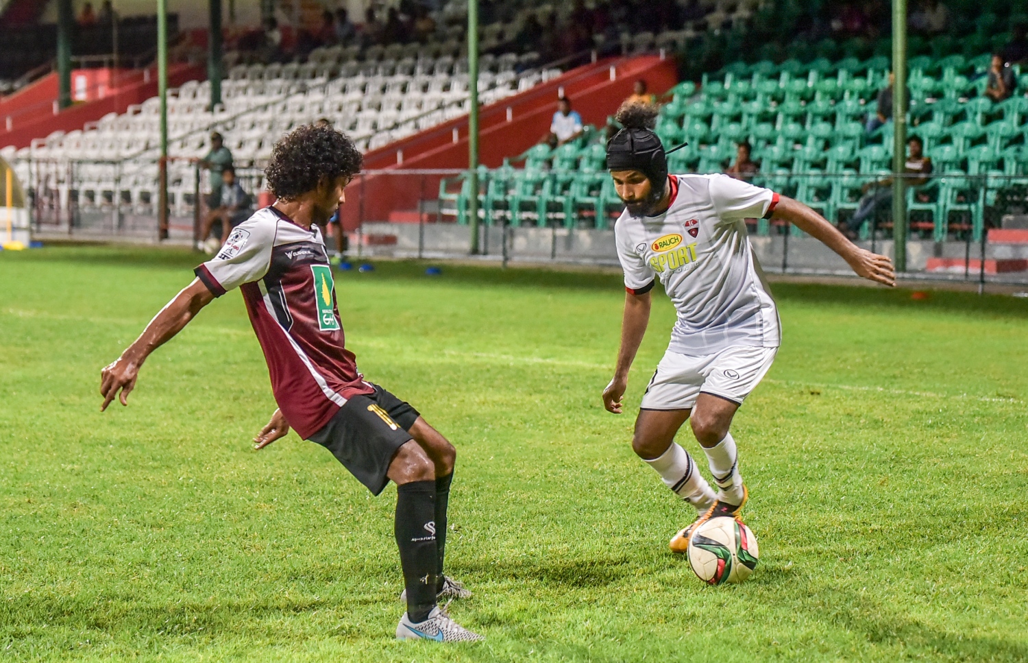 އުރީދޫ ދިވެހި ޕްރިމިއާ ލީގުގައި ޓީސީގެ ޔާމިން (ކ) ބީޖީ ކުޅުންތެރިއަކު ކައިރިން ބޯޅަ ހިފައިގެންދަނީ.-- ފޮޓޯ: ނިޝާން އަލީ/ މިހާރު