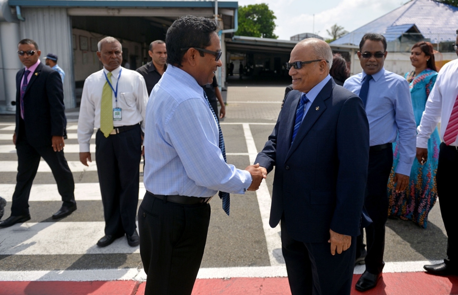 ރައީސް އަބްދުﷲ ޔާމީނާއި ރައީސް މައުމޫން ސަލާމް ކުރައްވަނީ: ރައީސް ޔާމީނާ އެންމެ ފަހުން ބައްދަލުކުރެއްވީ އޮކްޓޯބަރު 21، 2015 ގައި ކަމަށް މައުމޫން ވިދާޅުވި.---ފޮޓޯ: ރައީސް އޮފީސް