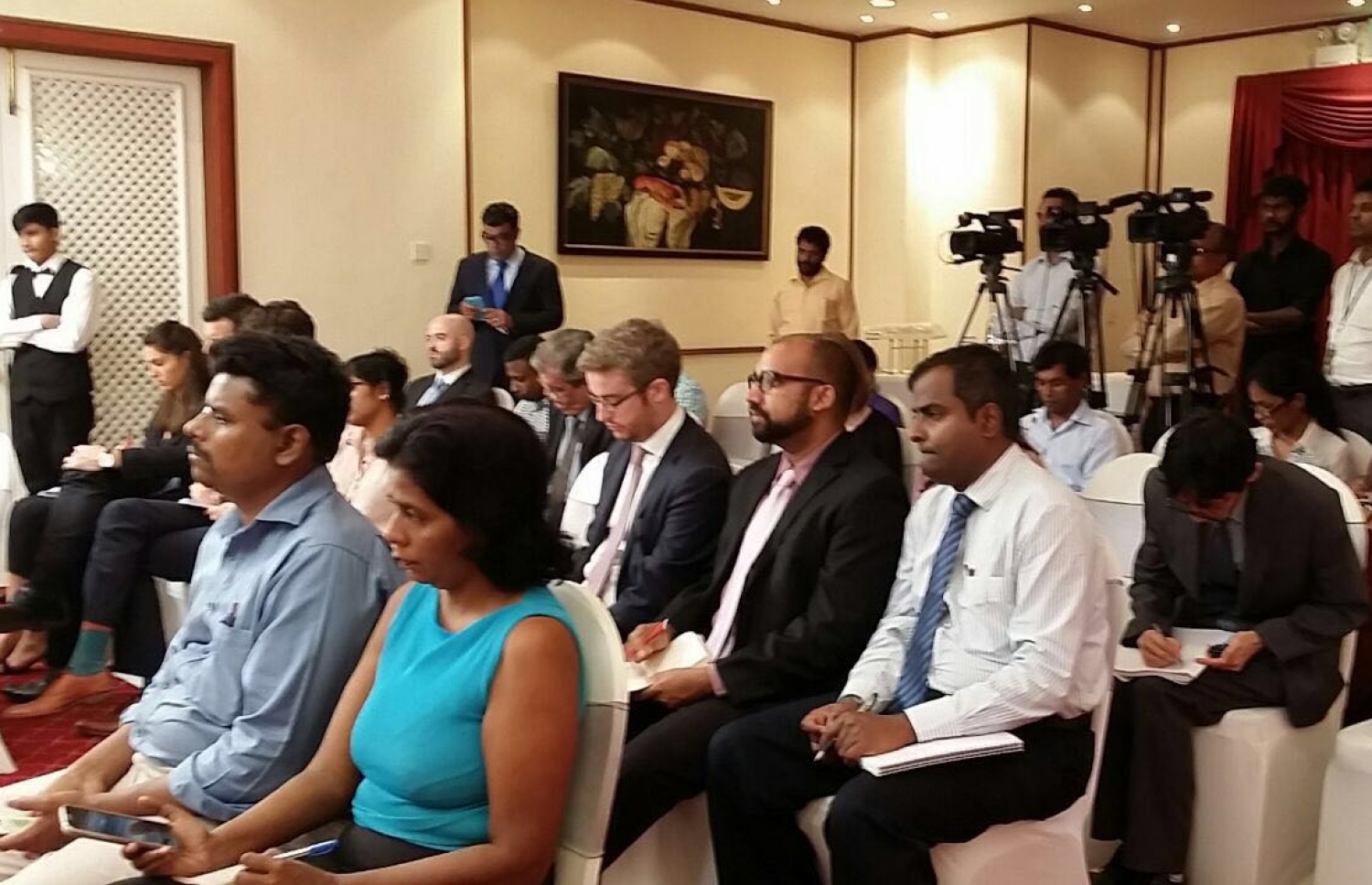 އިދިކޮޅު އިއްތިހާދުގެ ހިޔަނި ކެބިނެޓުގެ ނޫސްވެރިންގެ ބައްދަލުވުމުގައި ނޫސްވެރިން.-- ފޮޓޯ: އިއްތިހާދު