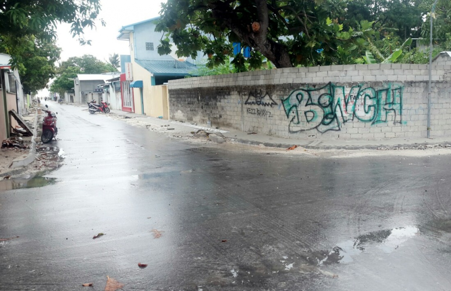 ތިނަދޫ މަގެއްގައި ތާރު އަޅާފައި: ނުވަ ކިލޯމީޓަރުގެ ބޮޑު ސަރަހައްދެއްގައި ތާރު އަޅާ - ފޮޓޯ: ތިނަދޫ ކައުންސިލް