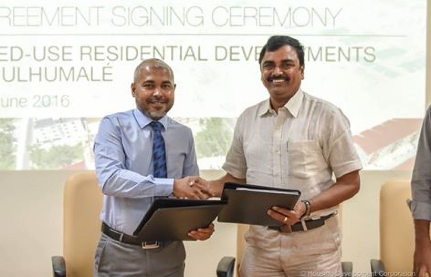 ހުޅުމާލޭގައި 72 ހައުސިން ޔުނިޓް އަޅަން އެޗްޑީސީން އިންޑިއާ ކުންފުންޏަކާއެކު މިއަދު ސޮއިކުރުމަށްފަހު ސަލާމްކުރައްވަނީ. ފޮޓޯ: އެޗްޑީސީ