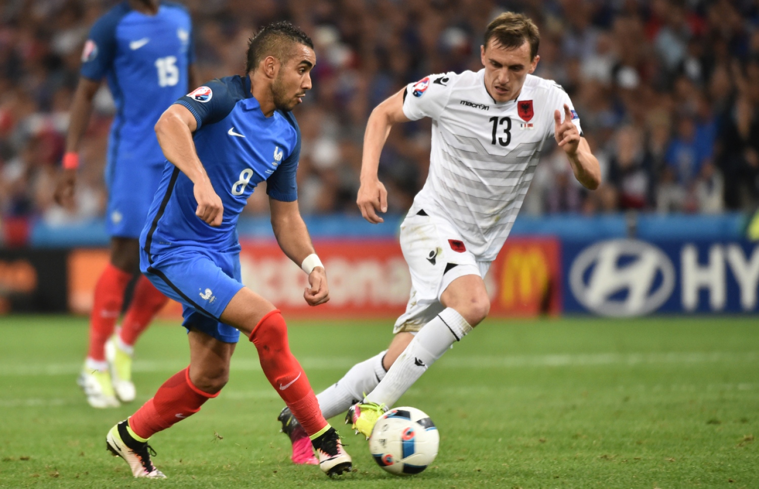 އަލްބޭނިއާގެ ކުކެލީ (ކ) ކައިރިން ފްރާންސްގެ ޕަޔެޓް ބޯޅަ ހިފައިގެންދަނީ.-- ފޮޓޯ:އޭއެފްޕީ