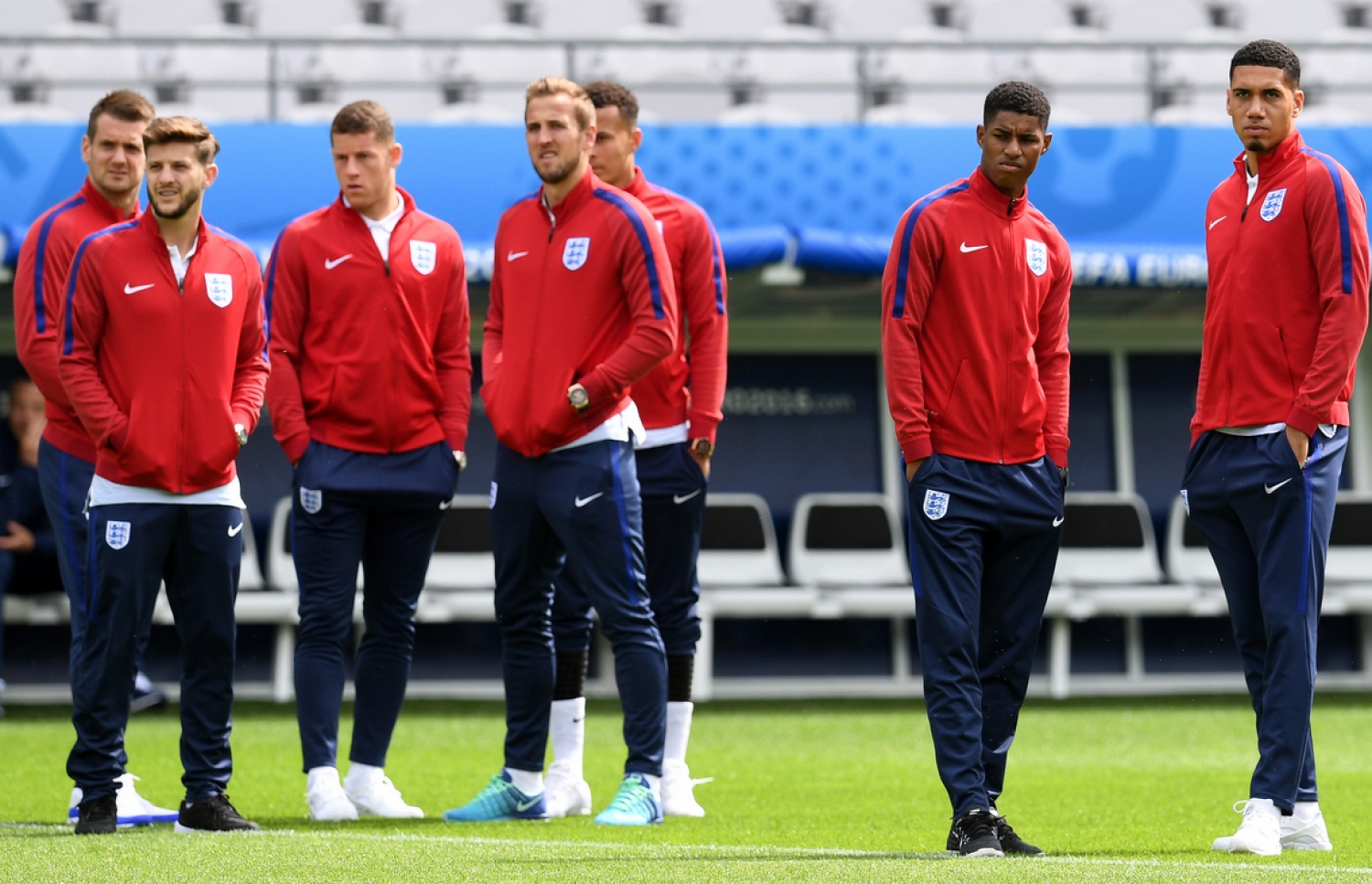 އިންގްލެންޑް ކުޅުންތެރިން ވޯމްއަޕަށް ތައްޔާރުވެފައި. --ފޮޓޯ: އޭއެފްޕީ