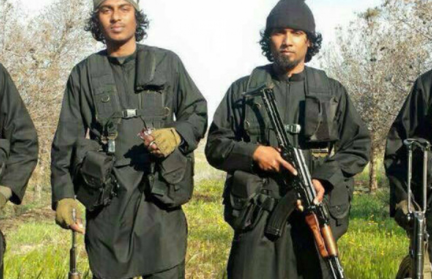 ރާއްޖެއިން ހަނގުރާމައަށް ދިޔަ ދިވެހި ޒުވާނުންތަކެއް ހަތިޔާރާ އެކު