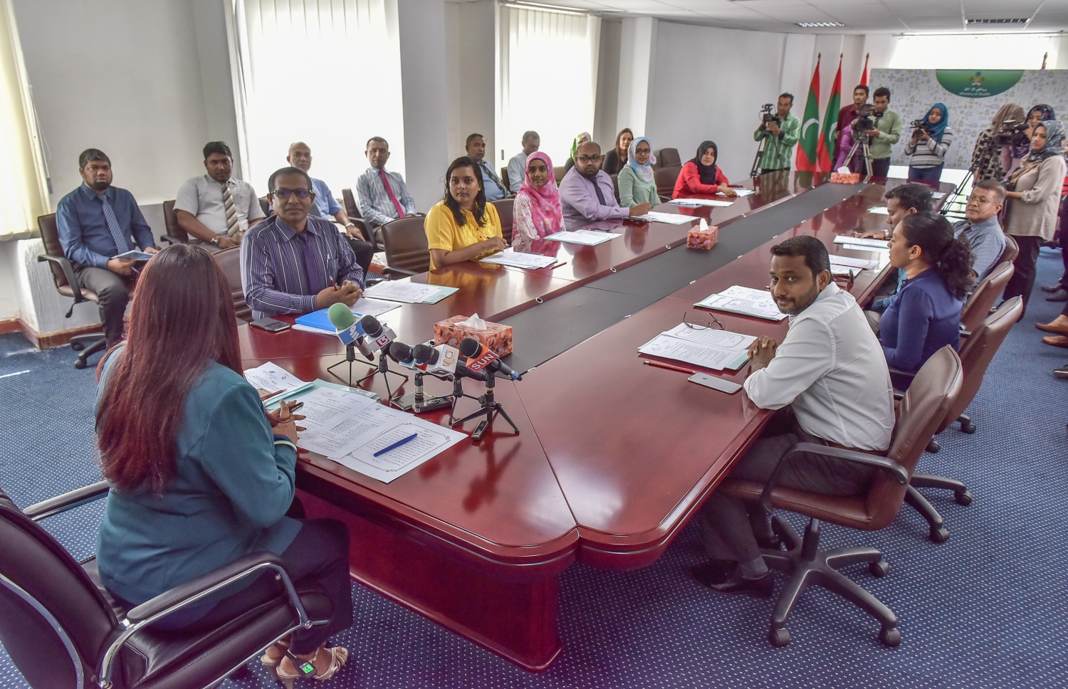 ދުންފަތް ކޮންޓްރޯލްކުރުމާބެހޭ ގާނޫނުގެ ދަށުން އުފެއްދި ބޯޑުގެ މެމްބަރުން.--މިހާރު ފޮޓޯ:ނިޝާން އަލީ