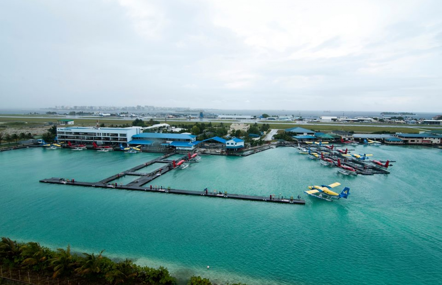 އިބްރާހިމް ނާސިރު އިންޓަނޭޝަލް އެއާޕޯޓުގެ އާ ރަންވޭ އަޅާ ސަރަހައްދުގެ މަތިން ނަގާފައިވާ ފޮޓޯއެއް: އެ މަސައްކަތް އަންނަ މަހު ފަށާނެ.--- ފޮޓޯ: އެމްއޭސީއެލް